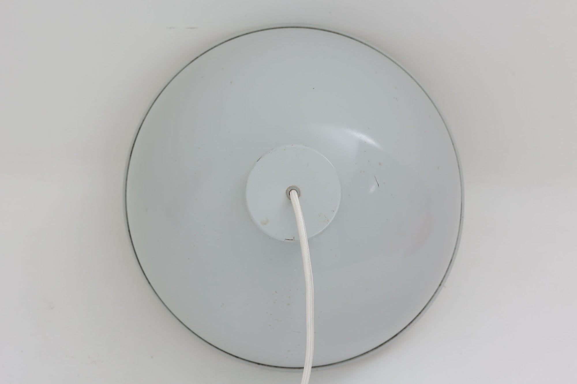 1970年代初頭にJo Hammerborgによってデザインされた「Bunker」です。3種類のサイズ展開があり、こちらは真ん中のmidiサイズです。金属に光沢のあるライトグレー色(ホワイトに近く淡いグレーです)で塗装されています。Fog &amp; morup社が1980年代にLyskaer社に買収された後も「Bunker」の販売はあった様ですが、Fog &amp; morup社の物とは形状が少し異なっています。こちらの照明は現地ディーラーよりFog &amp; morup社で1970年代に作成された物と聞いております。