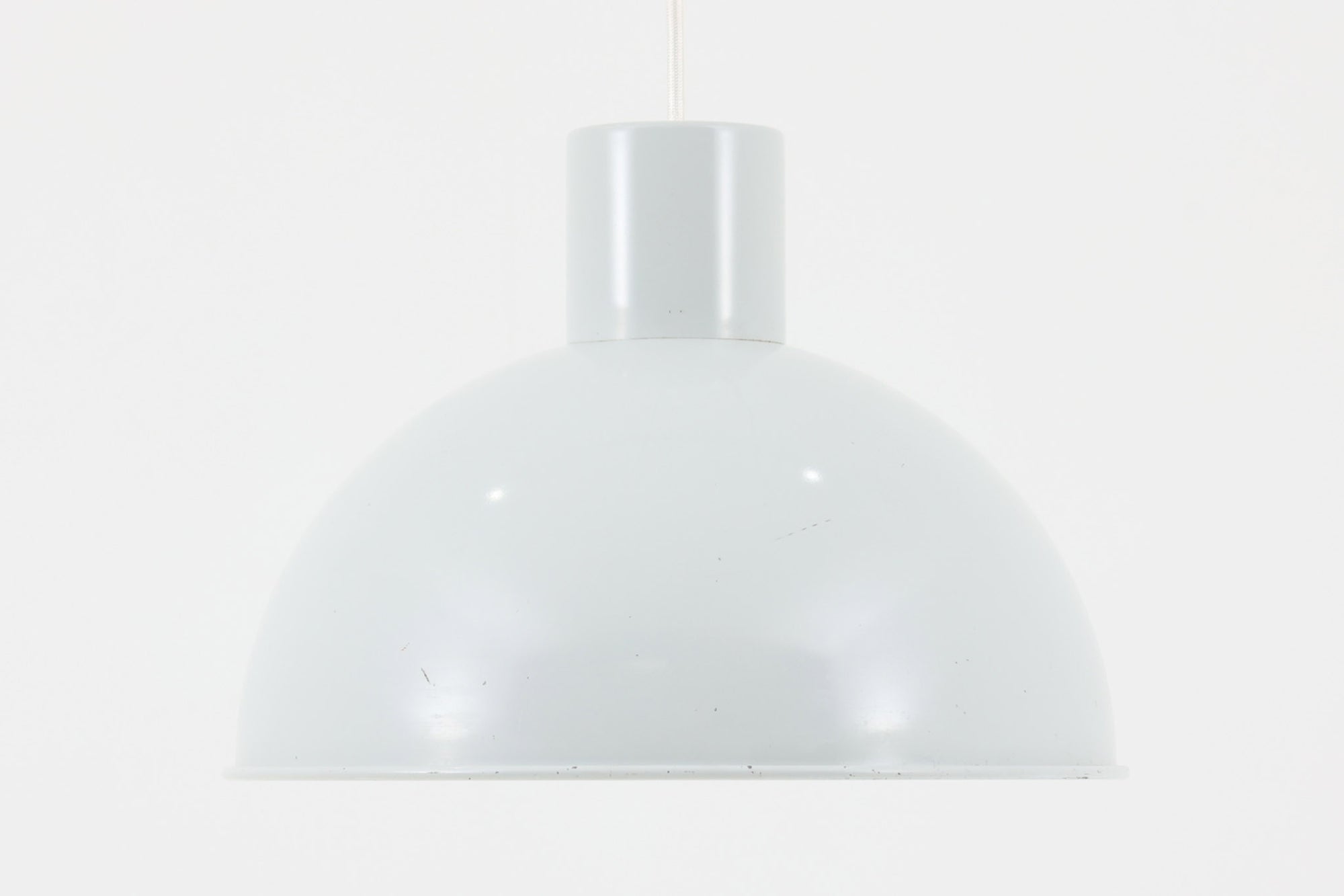 1970年代初頭にJo Hammerborgによってデザインされた「Bunker」です。3種類のサイズ展開があり、こちらの真ん中のmidiサイズです。金属に光沢のあるライトグレー色(ホワイトに近く淡いグレーです)で塗装されています。Fog & morup社が1980年代にLyskaer社に買収された後も「Bunker」の販売はあった様ですが、Fog & morup社の物とは形状が少し異なっています。こちらの照明は現地ディーラーよりFog & morup社で1970年代に作成された物と聞いております。