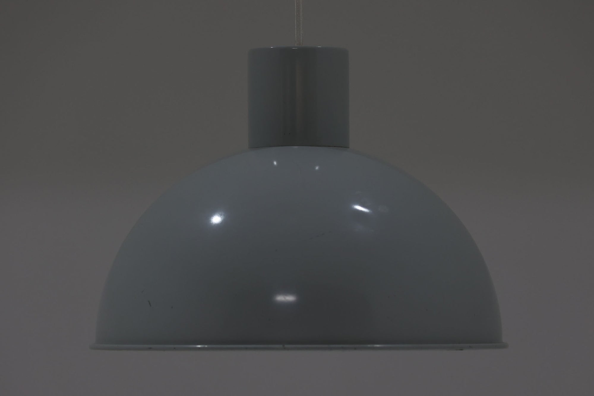 1970年代初頭にJo Hammerborgによってデザインされた「Bunker」です。3種類のサイズ展開があり、こちらの真ん中のmidiサイズです。金属に光沢のあるライトグレー色(ホワイトに近く淡いグレーです)で塗装されています。Fog & morup社が1980年代にLyskaer社に買収された後も「Bunker」の販売はあった様ですが、Fog & morup社の物とは形状が少し異なっています。こちらの照明は現地ディーラーよりFog & morup社で1970年代に作成された物と聞いております。