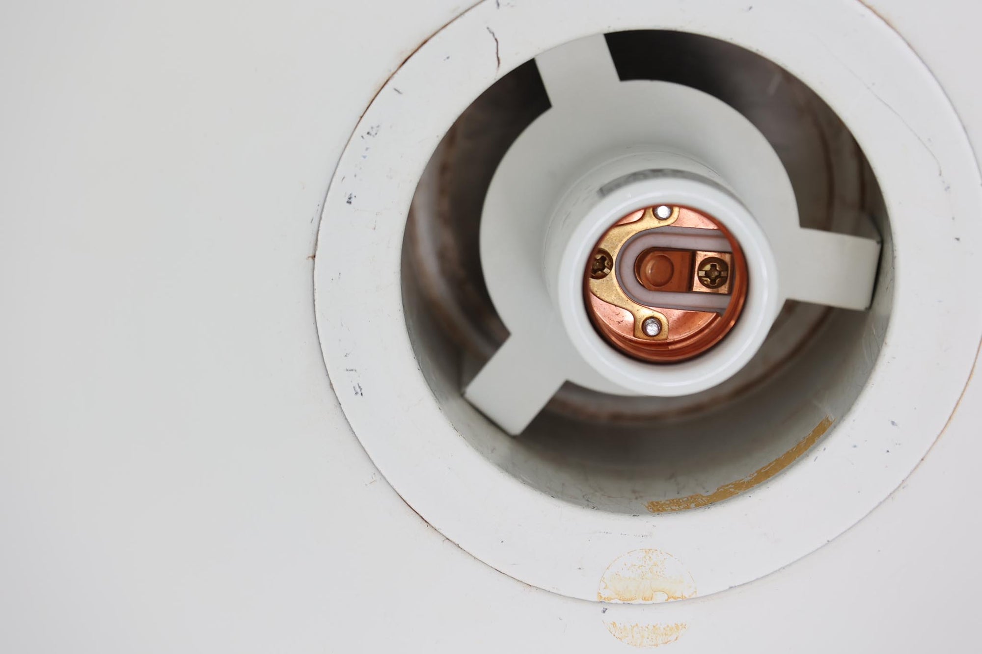 1970年代初頭にJo Hammerborgによってデザインされた「Bunker」です。3種類のサイズ展開があり、こちらの真ん中のmidiサイズです。金属に光沢のあるライトグレー色(ホワイトに近く淡いグレーです)で塗装されています。Fog &amp; morup社が1980年代にLyskaer社に買収された後も「Bunker」の販売はあった様ですが、Fog &amp; morup社の物とは形状が少し異なっています。こちらの照明は現地ディーラーよりFog &amp; morup社で1970年代に作成された物と聞いております。