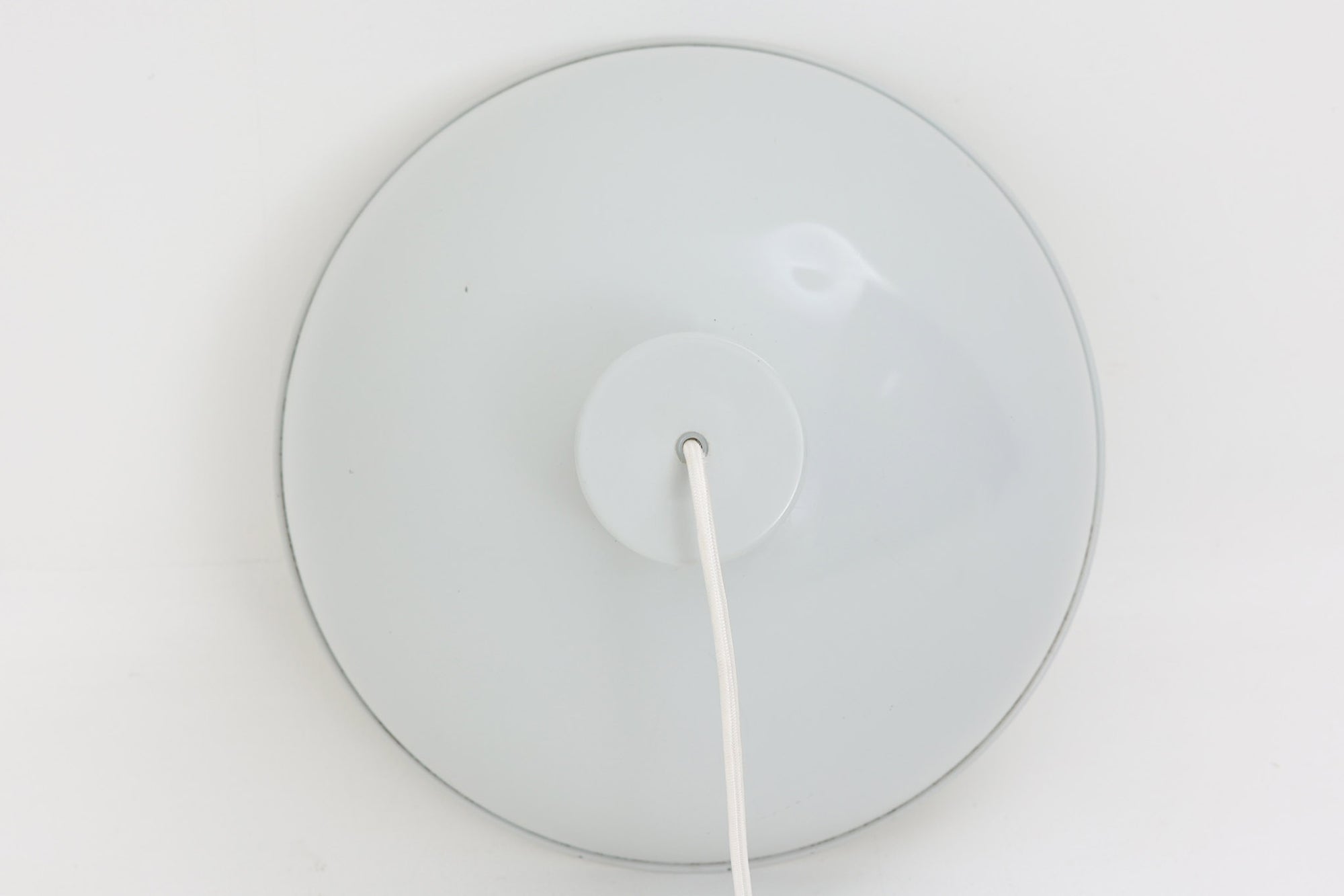 1970年代初頭にJo Hammerborgによってデザインされた「Bunker」です。3種類のサイズ展開があり、こちらの真ん中のmidiサイズです。金属に光沢のあるライトグレー色(ホワイトに近く淡いグレーです)で塗装されています。Fog &amp; morup社が1980年代にLyskaer社に買収された後も「Bunker」の販売はあった様ですが、Fog &amp; morup社の物とは形状が少し異なっています。こちらの照明は現地ディーラーよりFog &amp; morup社で1970年代に作成された物と聞いております。