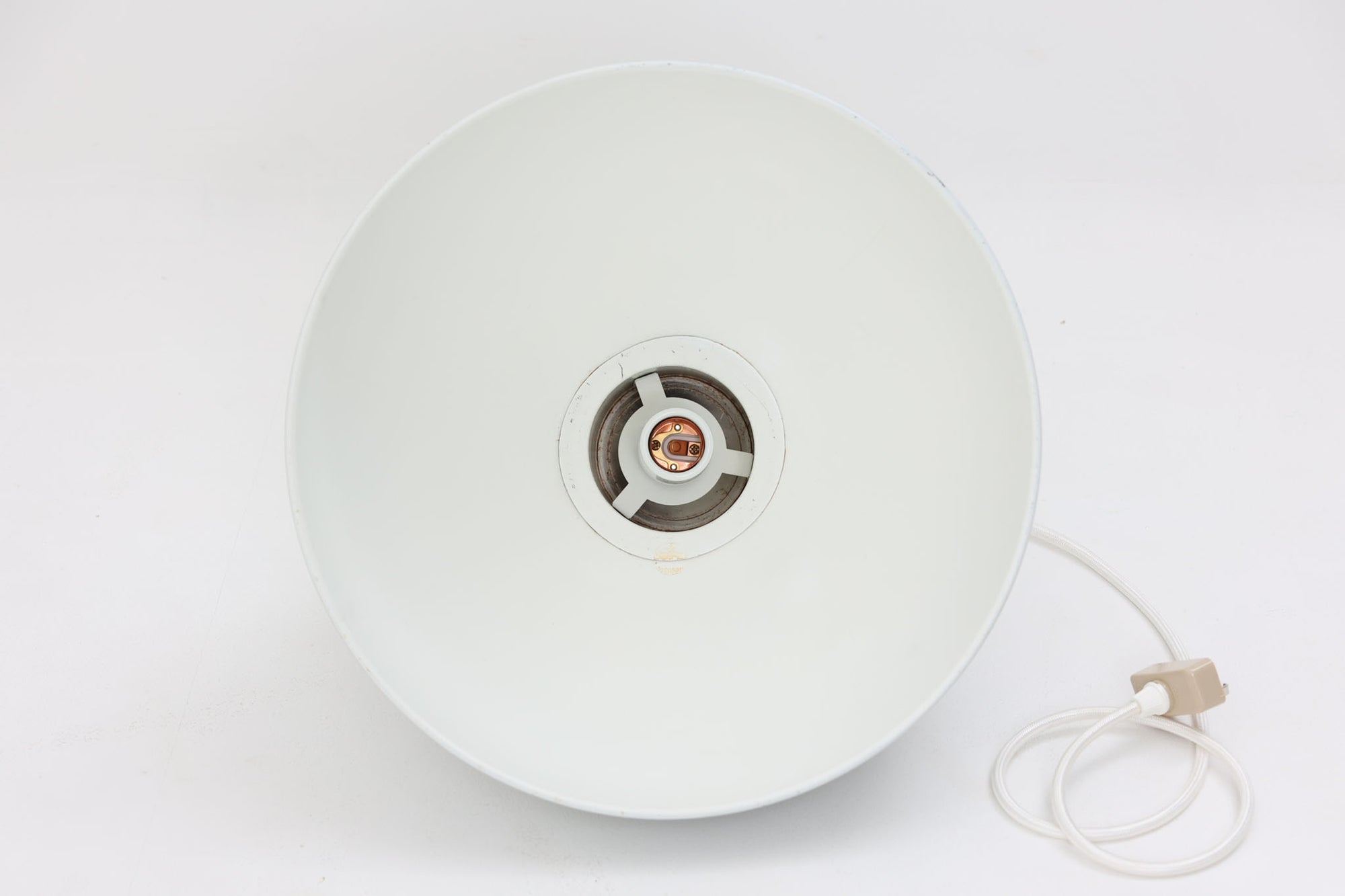 1970年代初頭にJo Hammerborgによってデザインされた「Bunker」です。3種類のサイズ展開があり、こちらの真ん中のmidiサイズです。金属に光沢のあるライトグレー色(ホワイトに近く淡いグレーです)で塗装されています。Fog &amp; morup社が1980年代にLyskaer社に買収された後も「Bunker」の販売はあった様ですが、Fog &amp; morup社の物とは形状が少し異なっています。こちらの照明は現地ディーラーよりFog &amp; morup社で1970年代に作成された物と聞いております。