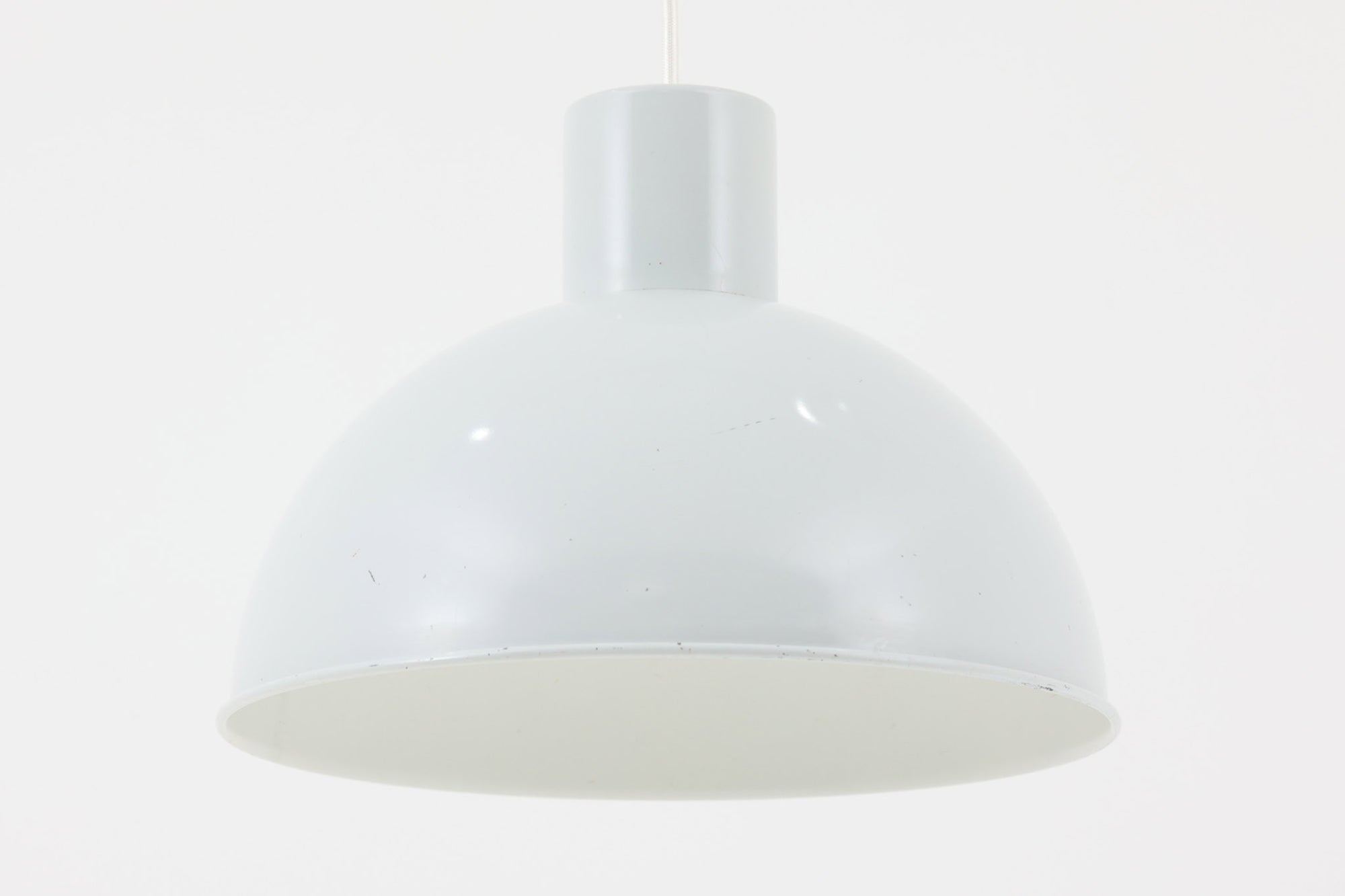 1970年代初頭にJo Hammerborgによってデザインされた「Bunker」です。3種類のサイズ展開があり、こちらの真ん中のmidiサイズです。金属に光沢のあるライトグレー色(ホワイトに近く淡いグレーです)で塗装されています。Fog &amp; morup社が1980年代にLyskaer社に買収された後も「Bunker」の販売はあった様ですが、Fog &amp; morup社の物とは形状が少し異なっています。こちらの照明は現地ディーラーよりFog &amp; morup社で1970年代に作成された物と聞いております。