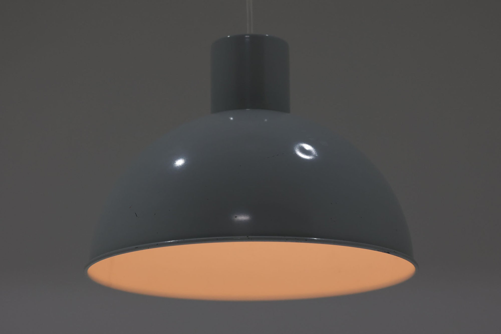 1970年代初頭にJo Hammerborgによってデザインされた「Bunker」です。3種類のサイズ展開があり、こちらの真ん中のmidiサイズです。金属に光沢のあるライトグレー色(ホワイトに近く淡いグレーです)で塗装されています。Fog &amp; morup社が1980年代にLyskaer社に買収された後も「Bunker」の販売はあった様ですが、Fog &amp; morup社の物とは形状が少し異なっています。こちらの照明は現地ディーラーよりFog &amp; morup社で1970年代に作成された物と聞いております。