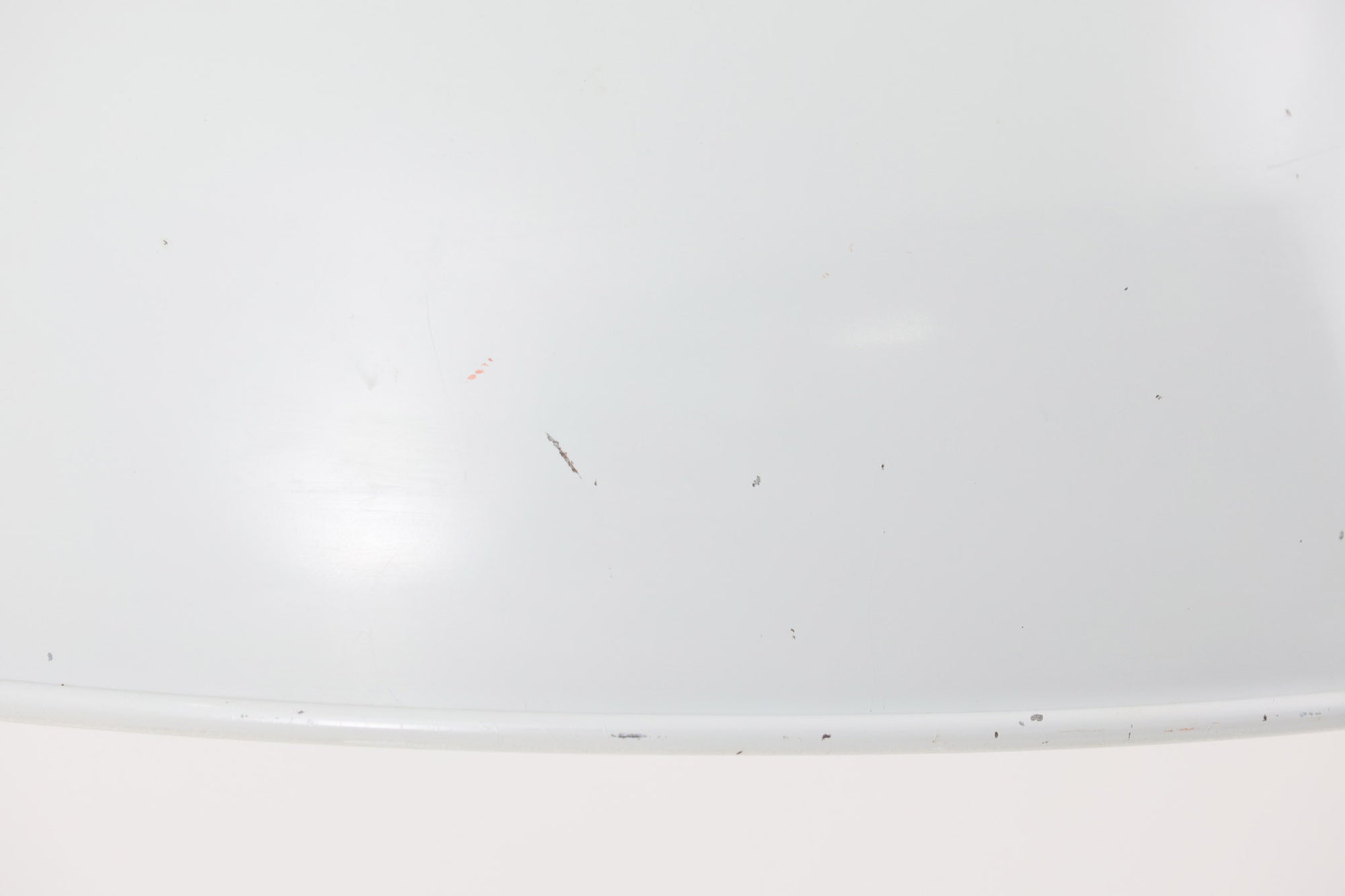 1970年代初頭にJo Hammerborgによってデザインされた「Bunker」です。3種類のサイズ展開があり、こちらの真ん中のmidiサイズです。金属に光沢のあるライトグレー色(ホワイトに近く淡いグレーです)で塗装されています。Fog &amp; morup社が1980年代にLyskaer社に買収された後も「Bunker」の販売はあった様ですが、Fog &amp; morup社の物とは形状が少し異なっています。こちらの照明は現地ディーラーよりFog &amp; morup社で1970年代に作成された物と聞いております。