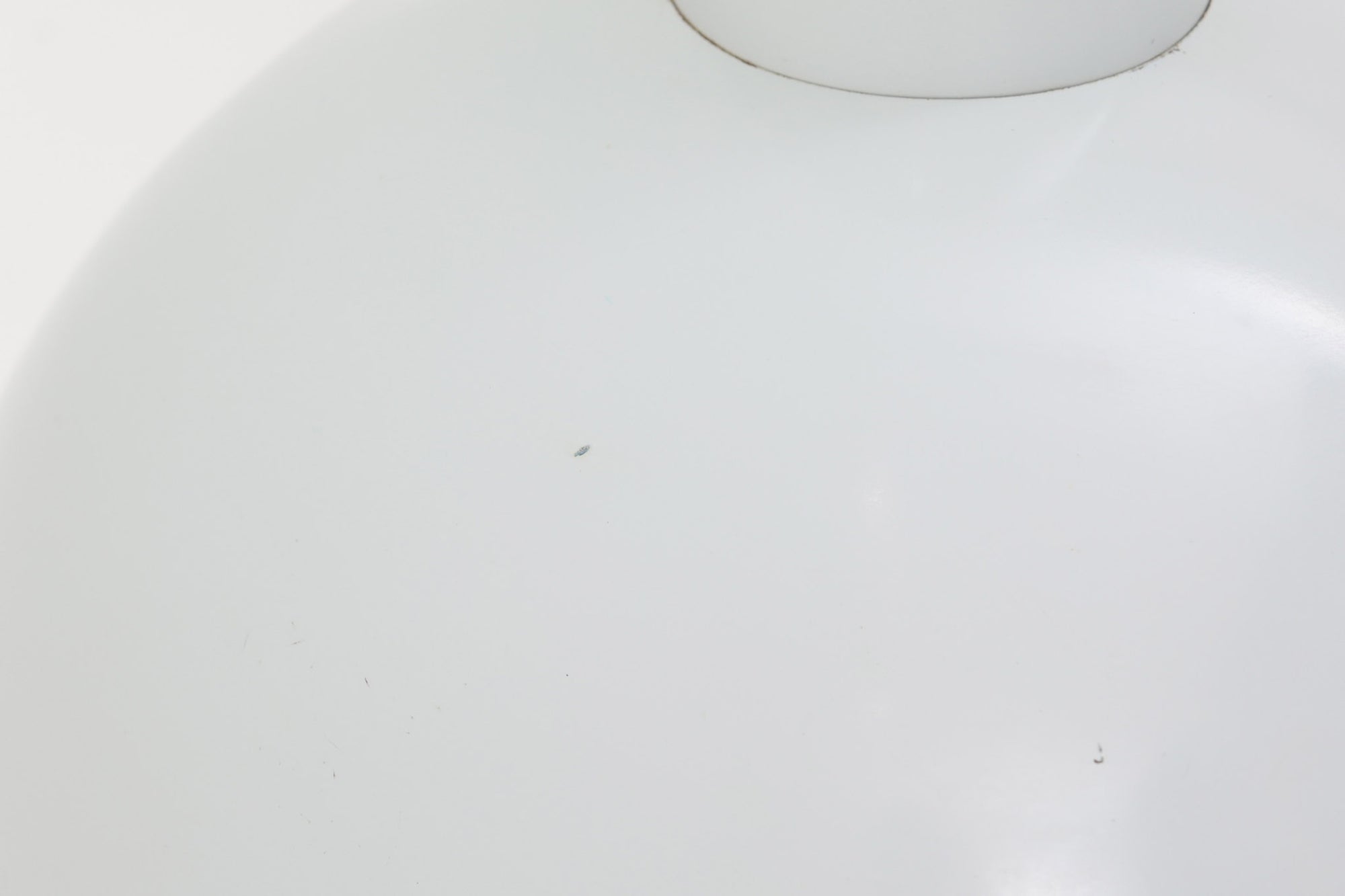 1970年代初頭にJo Hammerborgによってデザインされた「Bunker」です。3種類のサイズ展開があり、こちらの真ん中のmidiサイズです。金属に光沢のあるライトグレー色(ホワイトに近く淡いグレーです)で塗装されています。Fog &amp; morup社が1980年代にLyskaer社に買収された後も「Bunker」の販売はあった様ですが、Fog &amp; morup社の物とは形状が少し異なっています。こちらの照明は現地ディーラーよりFog &amp; morup社で1970年代に作成された物と聞いております。