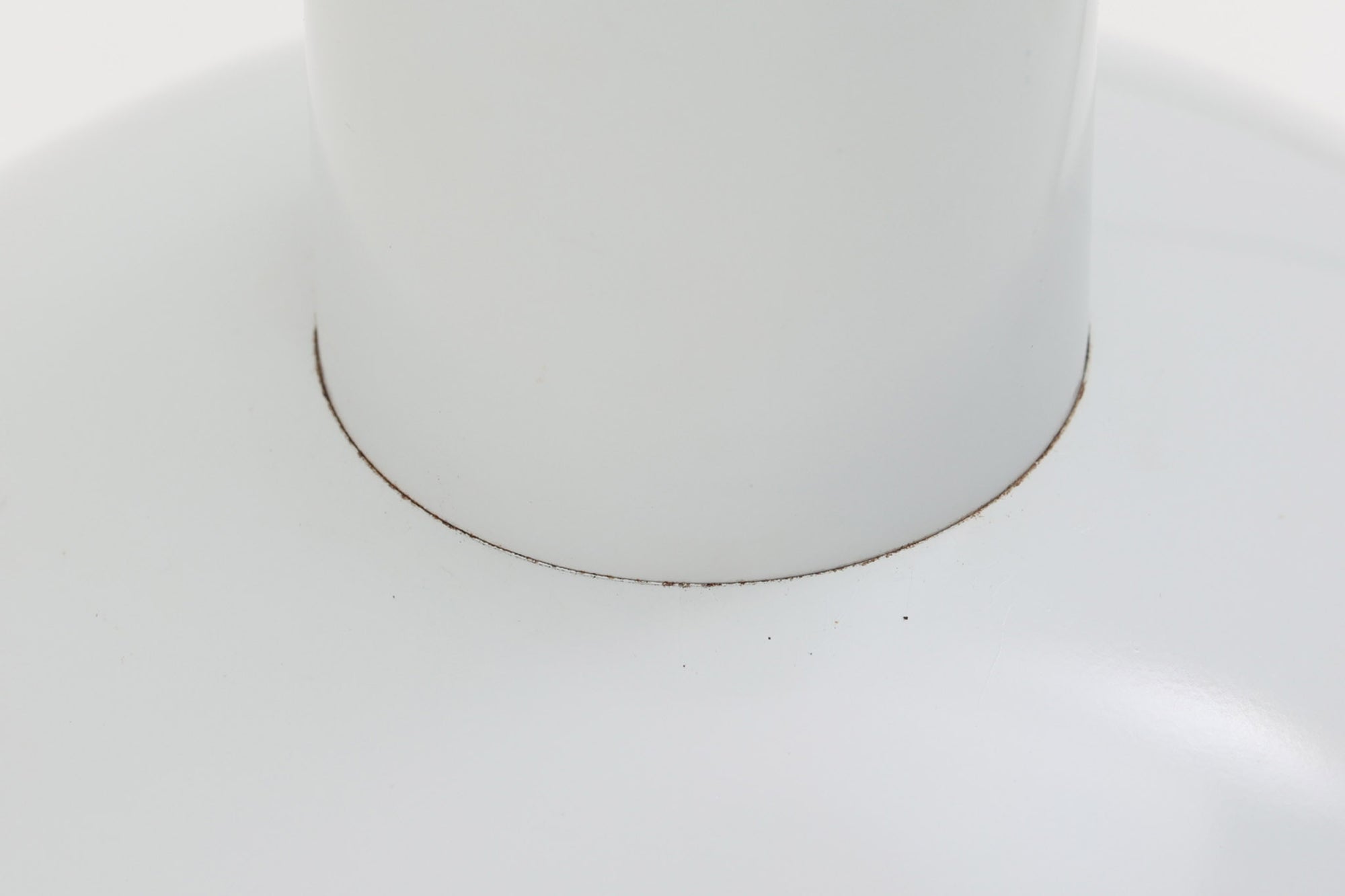 1970年代初頭にJo Hammerborgによってデザインされた「Bunker」です。3種類のサイズ展開があり、こちらの真ん中のmidiサイズです。金属に光沢のあるライトグレー色(ホワイトに近く淡いグレーです)で塗装されています。Fog &amp; morup社が1980年代にLyskaer社に買収された後も「Bunker」の販売はあった様ですが、Fog &amp; morup社の物とは形状が少し異なっています。こちらの照明は現地ディーラーよりFog &amp; morup社で1970年代に作成された物と聞いております。