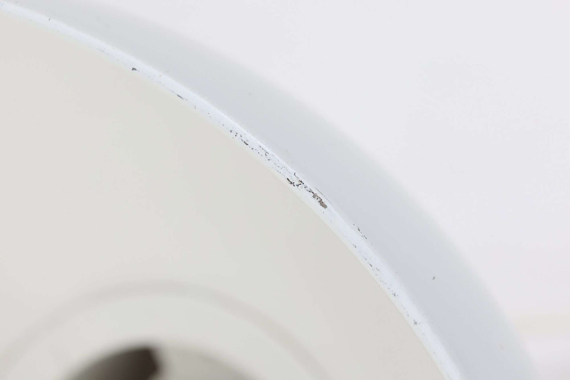 1970年代初頭にJo Hammerborgによってデザインされた「Bunker」です。3種類のサイズ展開があり、こちらの真ん中のmidiサイズです。金属に光沢のあるライトグレー色(ホワイトに近く淡いグレーです)で塗装されています。Fog &amp; morup社が1980年代にLyskaer社に買収された後も「Bunker」の販売はあった様ですが、Fog &amp; morup社の物とは形状が少し異なっています。こちらの照明は現地ディーラーよりFog &amp; morup社で1970年代に作成された物と聞いております。