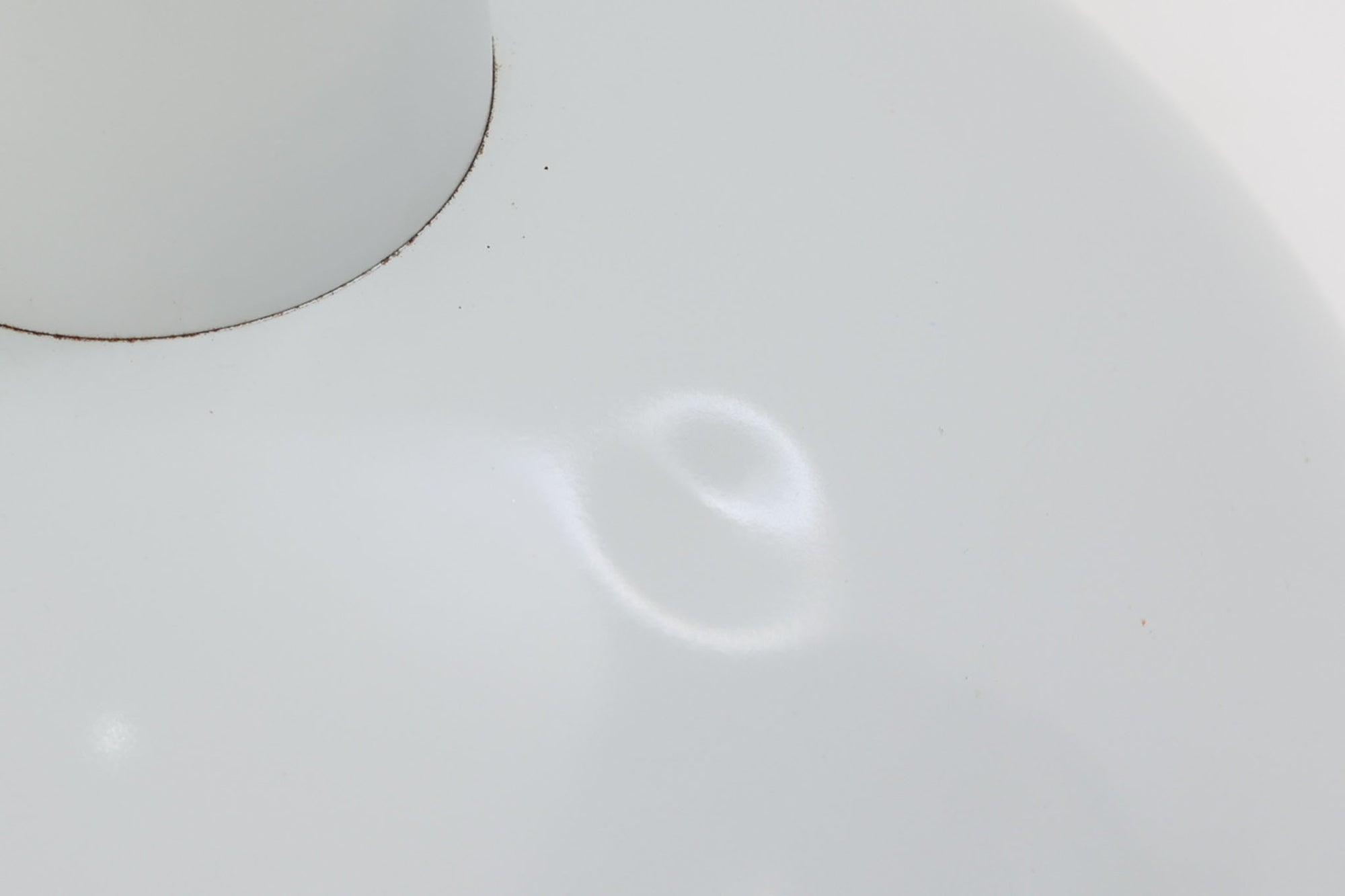 1970年代初頭にJo Hammerborgによってデザインされた「Bunker」です。3種類のサイズ展開があり、こちらの真ん中のmidiサイズです。金属に光沢のあるライトグレー色(ホワイトに近く淡いグレーです)で塗装されています。Fog &amp; morup社が1980年代にLyskaer社に買収された後も「Bunker」の販売はあった様ですが、Fog &amp; morup社の物とは形状が少し異なっています。こちらの照明は現地ディーラーよりFog &amp; morup社で1970年代に作成された物と聞いております。