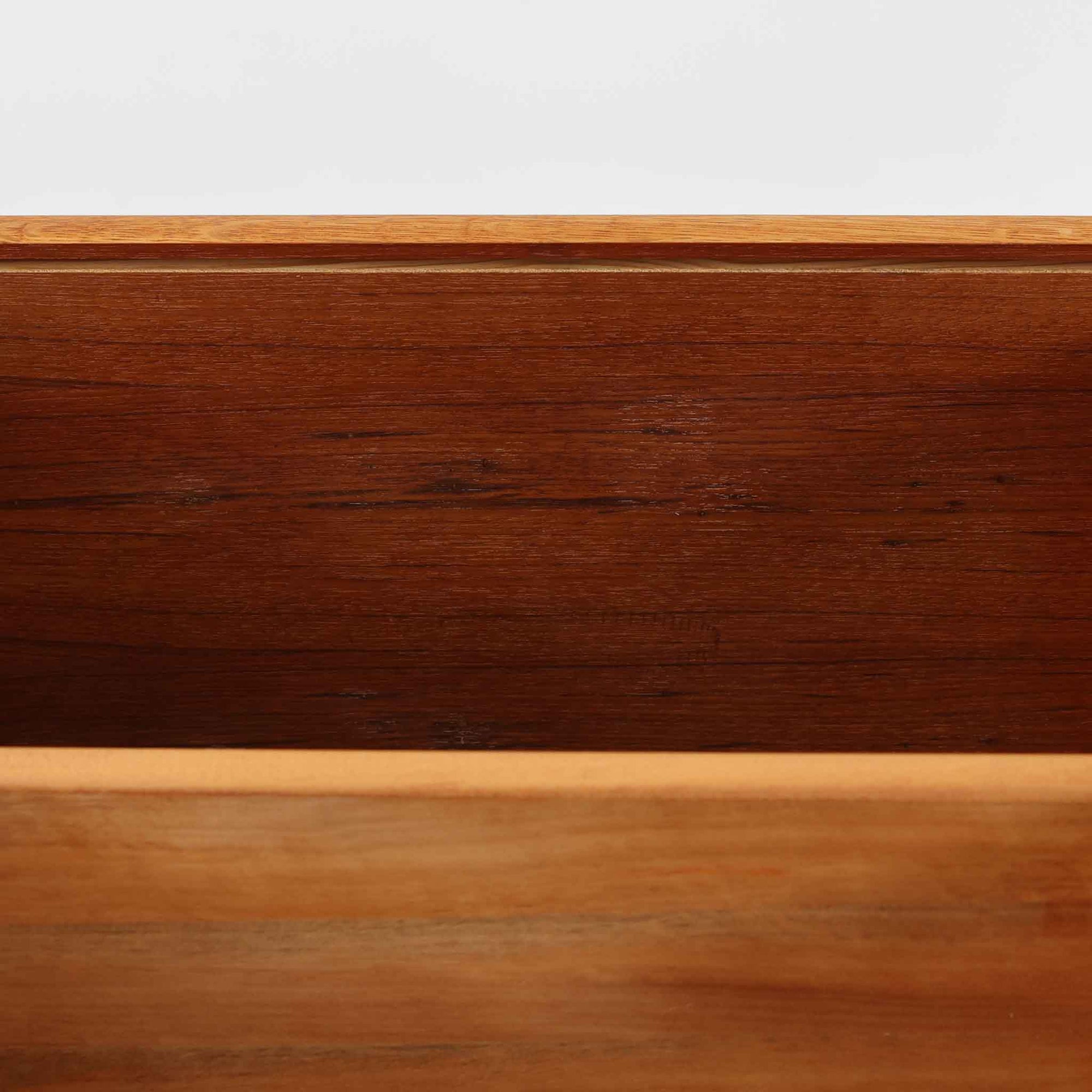 チーク材とオーク材を組み合わせたこちらのオープンシェルフは、スウェーデン製の北欧ビンテージ品で、幅85cmのコンパクトなサイズ感ながらも、引き出しや仕切り棚、スライド扉など多彩な収納機能を備えた実用的な一台です。温かみのある木の風合いと丸型の取手が、柔らかな印象を与えつつ、細部にまで配慮された職人技が感じられ、リビングや書斎の収納棚としてはもちろん、お気に入りの器や小物のディスプレイにも適しています。