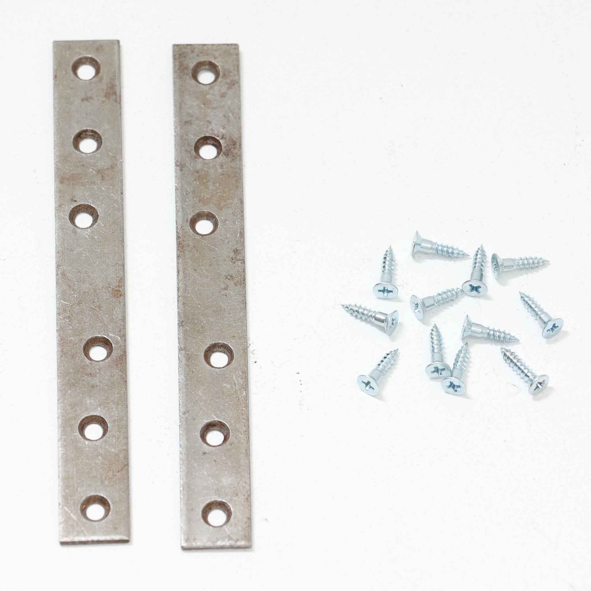 チーク材とオーク材を組み合わせたこちらのオープンシェルフは、スウェーデン製の北欧ビンテージ品で、幅85cmのコンパクトなサイズ感ながらも、引き出しや仕切り棚、スライド扉など多彩な収納機能を備えた実用的な一台です。温かみのある木の風合いと丸型の取手が、柔らかな印象を与えつつ、細部にまで配慮された職人技が感じられ、リビングや書斎の収納棚としてはもちろん、お気に入りの器や小物のディスプレイにも適しています。