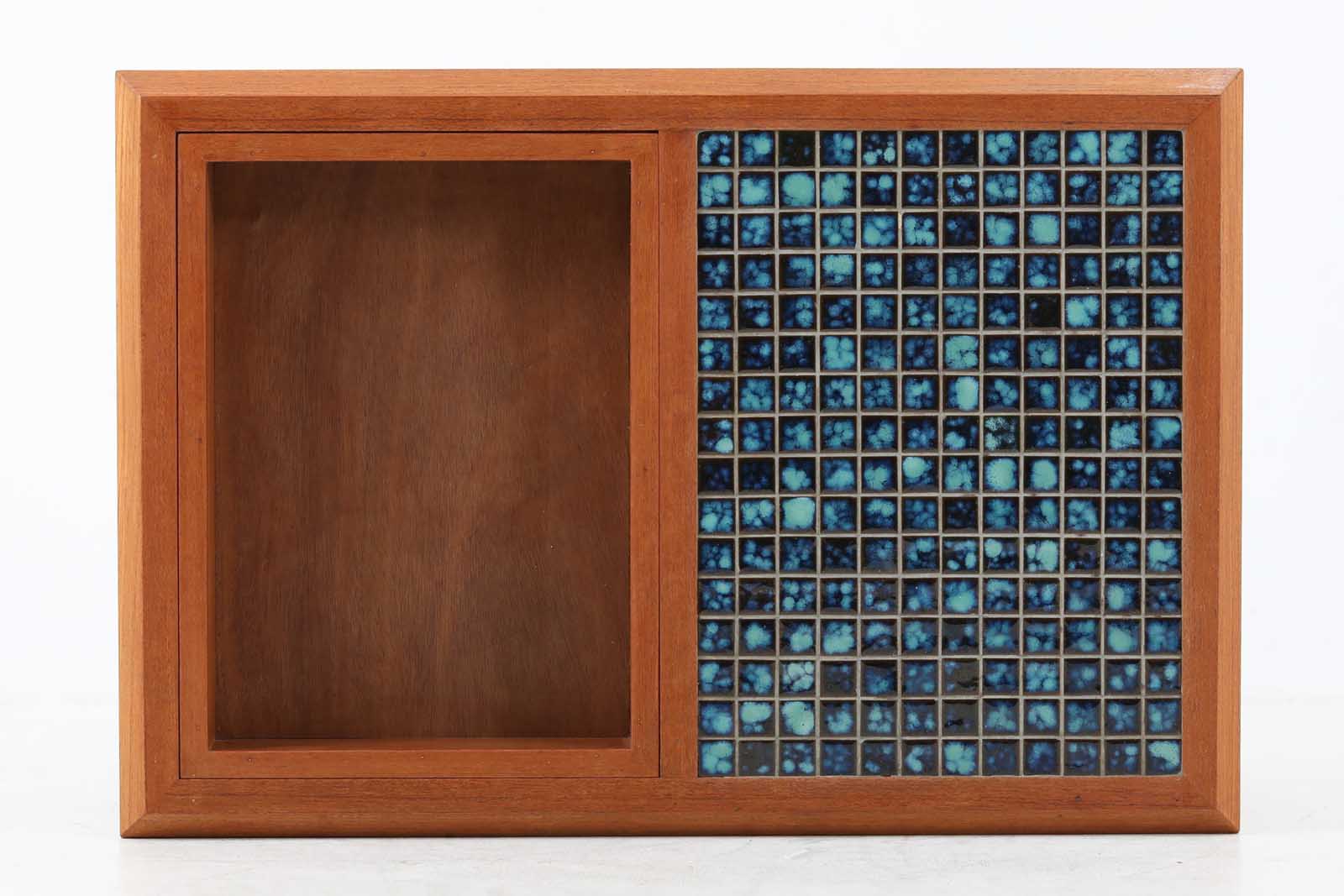 テーブルとプランターが一体型になった珍しいモデルです。サイドテーブルとしてはもちろん、天板にはタイルが張られていますので、飾り棚としてもご使用いただけます。フレームにはチーク材が使用されいます。