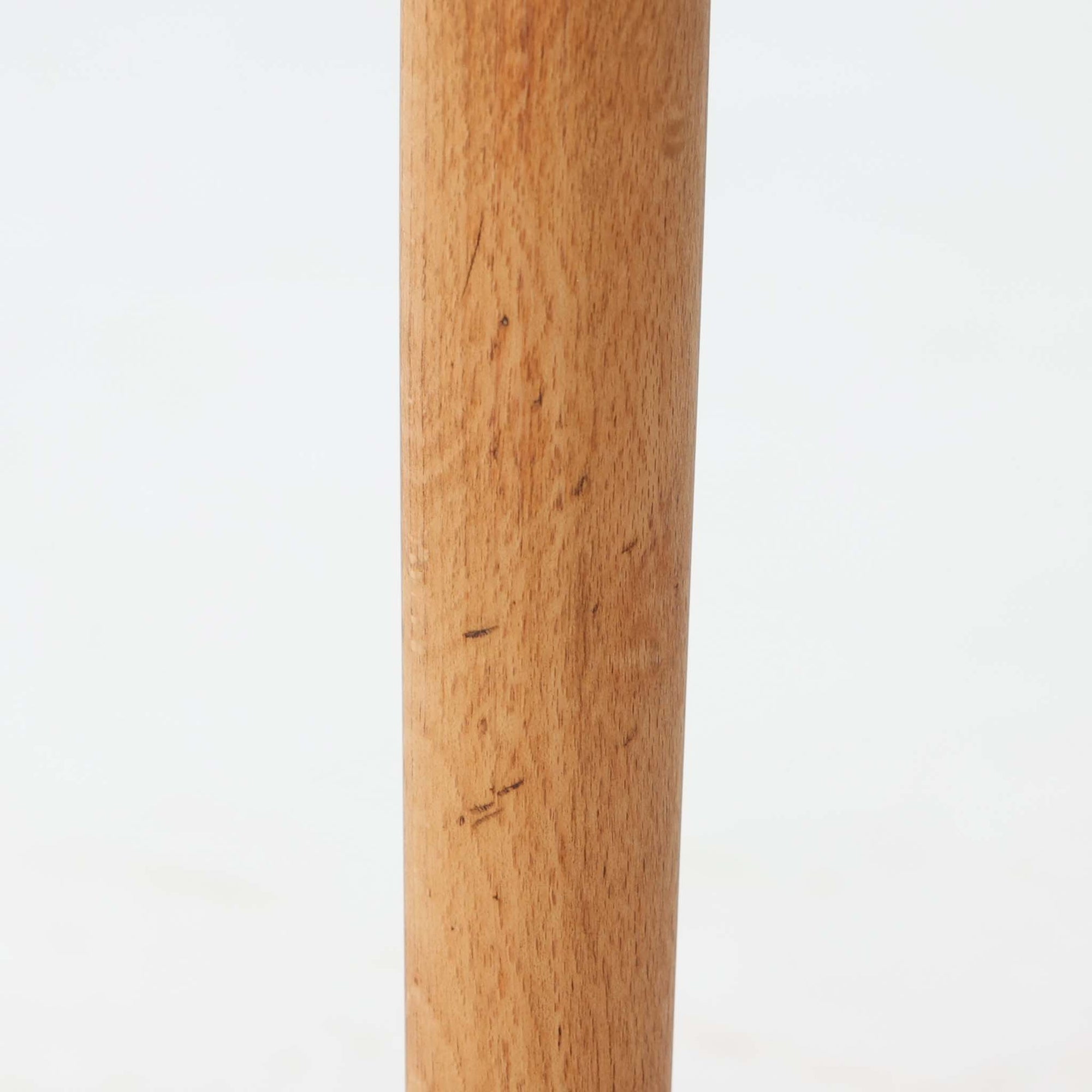 Borge MogensenによるModel 122は、無駄を削ぎ落とした機能美が魅力のダイニングチェアです。チーク材の美しい木目と、直線と緩やかな曲線を組み合わせた素朴で洗練されたフォルムが北欧らしい温もりを演出します。身体に沿うよう緩やかに成形された背もたれと座面が快適な座り心地を生み、食卓はもちろんワークスペースにもおすすめです。日々の使用で深まる風合いも楽しめる、実用性とデザイン性を兼ね備えた北欧ビンテージならではの一脚です。