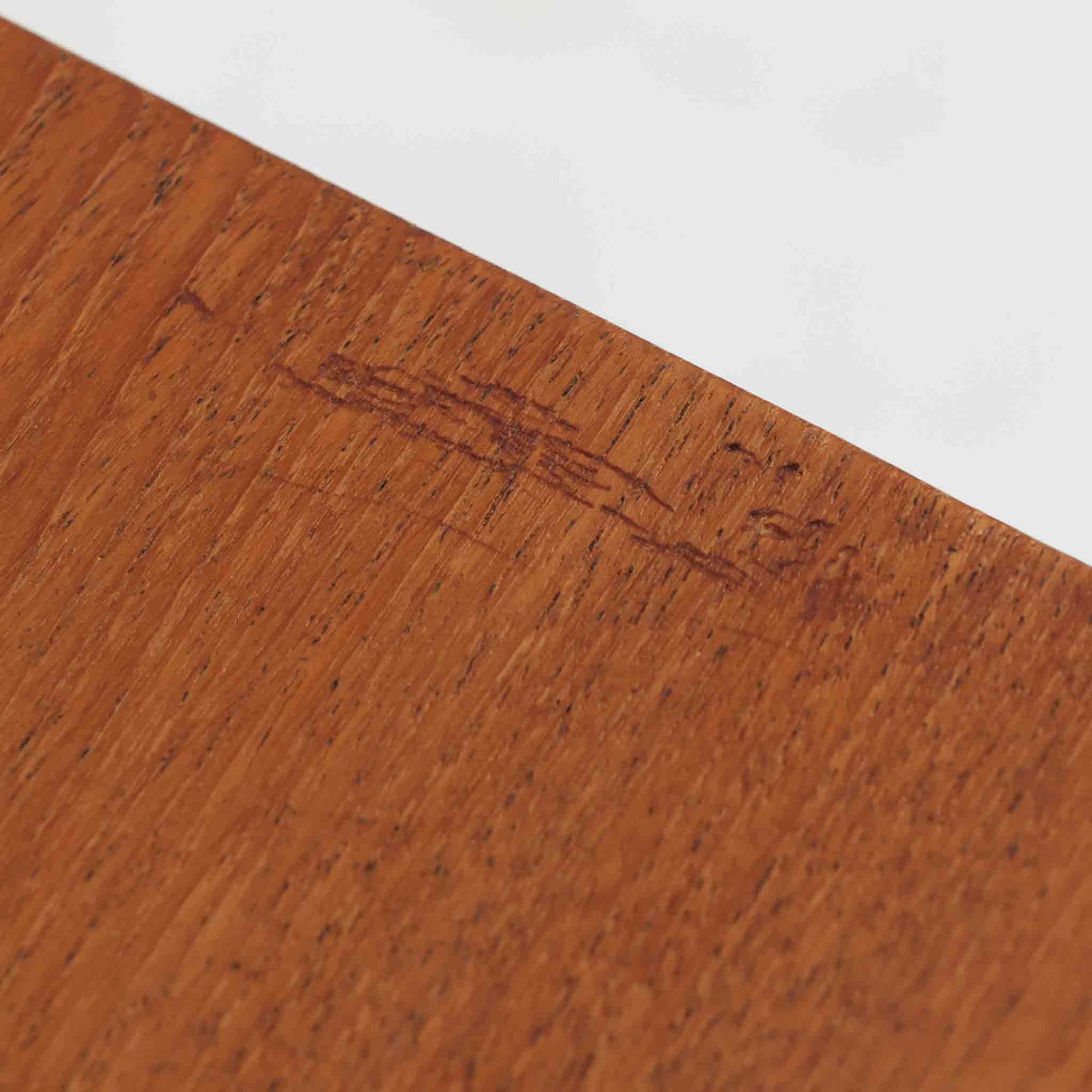 Borge MogensenによるModel 122は、無駄を削ぎ落とした機能美が魅力のダイニングチェアです。チーク材の美しい木目と、直線と緩やかな曲線を組み合わせた素朴で洗練されたフォルムが北欧らしい温もりを演出します。身体に沿うよう緩やかに成形された背もたれと座面が快適な座り心地を生み、食卓はもちろんワークスペースにもおすすめです。日々の使用で深まる風合いも楽しめる、実用性とデザイン性を兼ね備えた北欧ビンテージならではの一脚です。