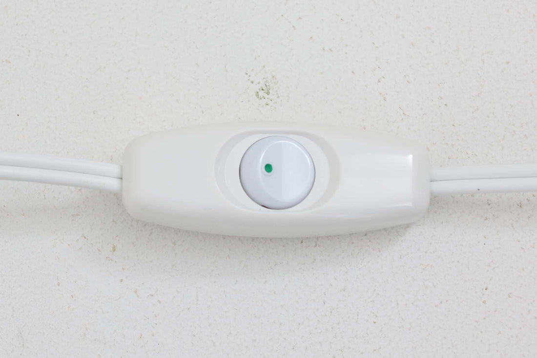 デンマークの「Axella」社製のランプです。Jette Helleroeによるデザインで、土の素材感と釉薬の艶感の違いが素敵です。現在は廃業しておりビンテージ品でのみ入手可能です。
