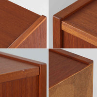 スウェーデンのBreox Moblerによるこちらのキッチンキャビネットは、温かみのあるチーク材を使用した北欧ビンテージ家具で、すっきりと直線的なフォルムと円形の木製取手が印象的な一台です。引き出し内には仕切り付きの収納も備え、カトラリーや小物の整理に便利です。扉内部は棚板付きで収納力にも優れ、中央の鍵付き扉はフラップ式でバースペースや食器収納としても活用できます。端正な佇まいと経年による木肌の深い色合いが空間に落ち着きを与える、実用性と存在感を兼ね備えた逸品です。