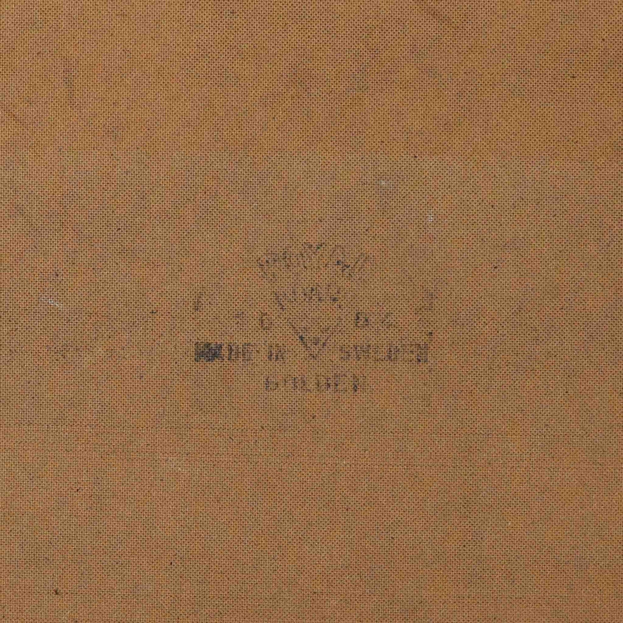 スウェーデンのBreox Moblerによるこちらのキッチンキャビネットは、温かみのあるチーク材を使用した北欧ビンテージ家具で、すっきりと直線的なフォルムと円形の木製取手が印象的な一台です。引き出し内には仕切り付きの収納も備え、カトラリーや小物の整理に便利です。扉内部は棚板付きで収納力にも優れ、中央の鍵付き扉はフラップ式でバースペースや食器収納としても活用できます。端正な佇まいと経年による木肌の深い色合いが空間に落ち着きを与える、実用性と存在感を兼ね備えた逸品です。