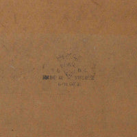 スウェーデンのBreox Moblerによるこちらのキッチンキャビネットは、温かみのあるチーク材を使用した北欧ビンテージ家具で、すっきりと直線的なフォルムと円形の木製取手が印象的な一台です。引き出し内には仕切り付きの収納も備え、カトラリーや小物の整理に便利です。扉内部は棚板付きで収納力にも優れ、中央の鍵付き扉はフラップ式でバースペースや食器収納としても活用できます。端正な佇まいと経年による木肌の深い色合いが空間に落ち着きを与える、実用性と存在感を兼ね備えた逸品です。