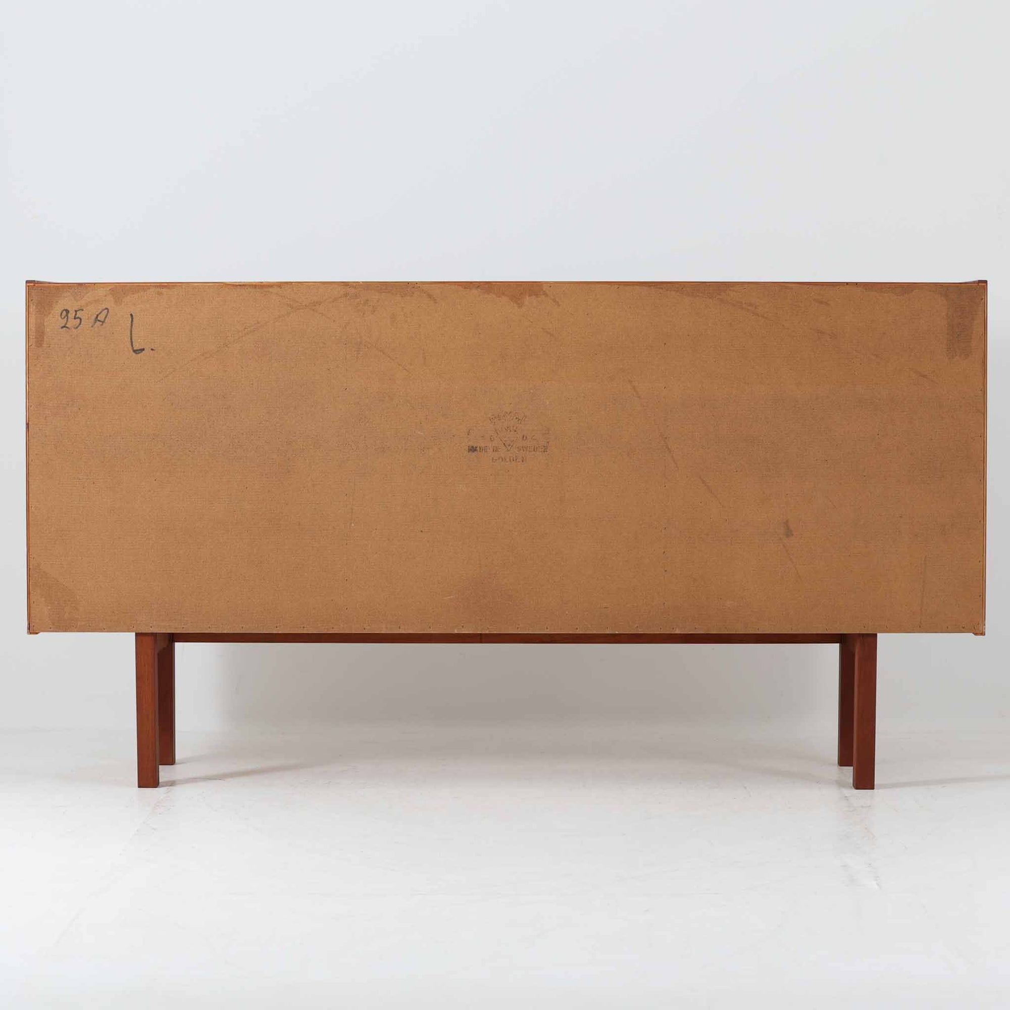 スウェーデンのBreox Moblerによるこちらのキッチンキャビネットは、温かみのあるチーク材を使用した北欧ビンテージ家具で、すっきりと直線的なフォルムと円形の木製取手が印象的な一台です。引き出し内には仕切り付きの収納も備え、カトラリーや小物の整理に便利です。扉内部は棚板付きで収納力にも優れ、中央の鍵付き扉はフラップ式でバースペースや食器収納としても活用できます。端正な佇まいと経年による木肌の深い色合いが空間に落ち着きを与える、実用性と存在感を兼ね備えた逸品です。