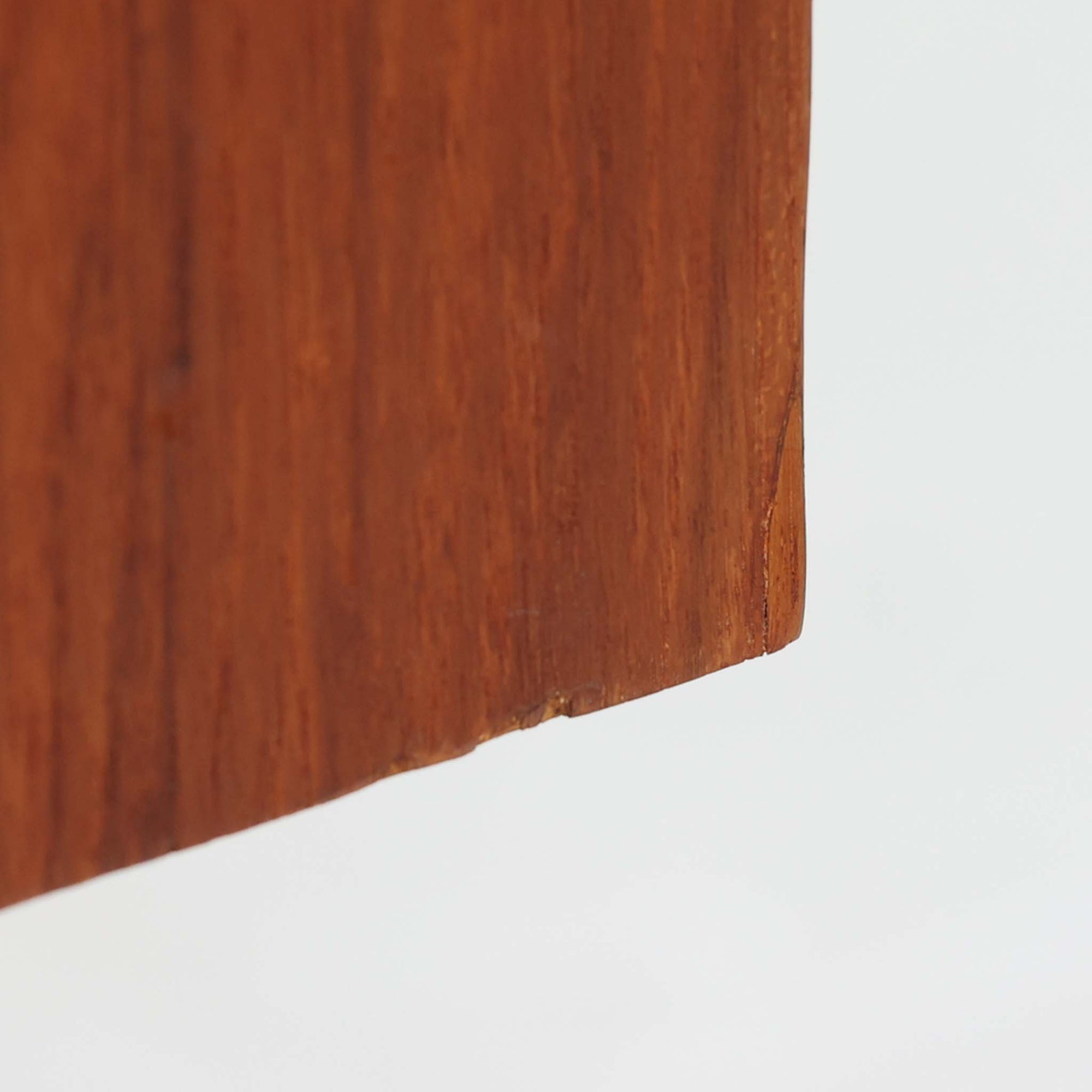 スウェーデンのBreox Moblerによるこちらのキッチンキャビネットは、温かみのあるチーク材を使用した北欧ビンテージ家具で、すっきりと直線的なフォルムと円形の木製取手が印象的な一台です。引き出し内には仕切り付きの収納も備え、カトラリーや小物の整理に便利です。扉内部は棚板付きで収納力にも優れ、中央の鍵付き扉はフラップ式でバースペースや食器収納としても活用できます。端正な佇まいと経年による木肌の深い色合いが空間に落ち着きを与える、実用性と存在感を兼ね備えた逸品です。