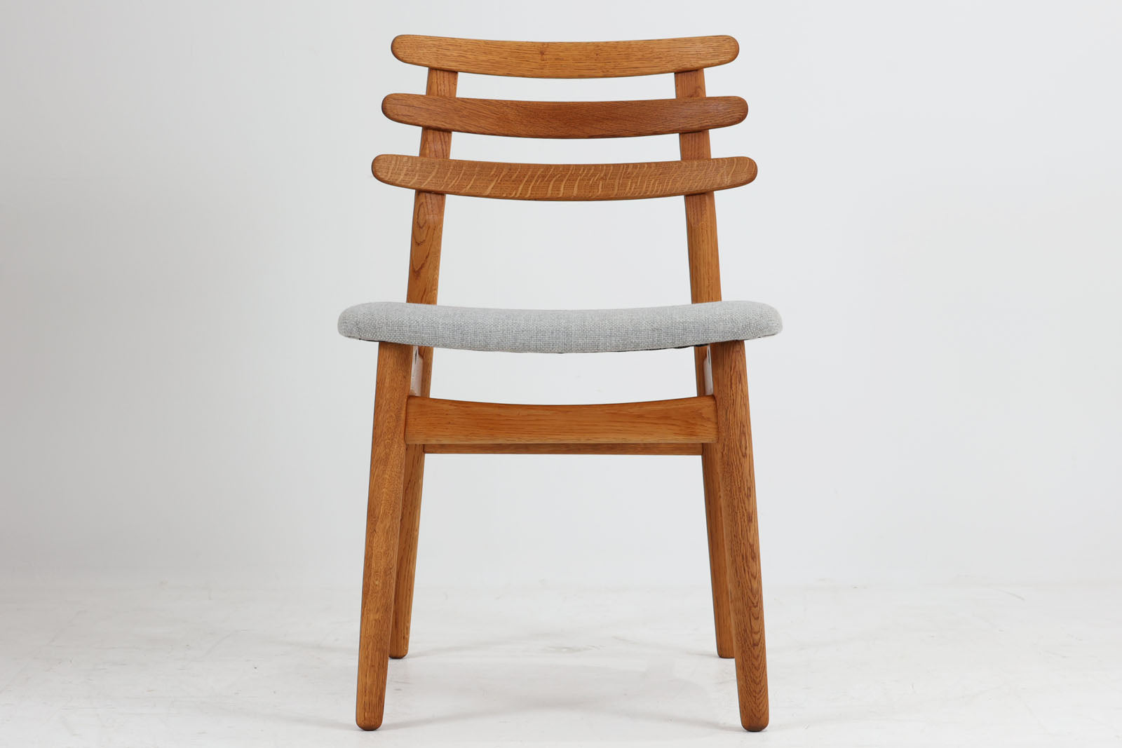 Poul m. VoltherデザインのJ48チェアです。3枚の曲木が使用された背もたれが特徴的なデザインです。現地デンマークではスタンダードアイテムで復刻もされていますが、こちらは1960年に作成されたビンテージ品です。経年により濃くなったオーク材の色味が魅力的です。