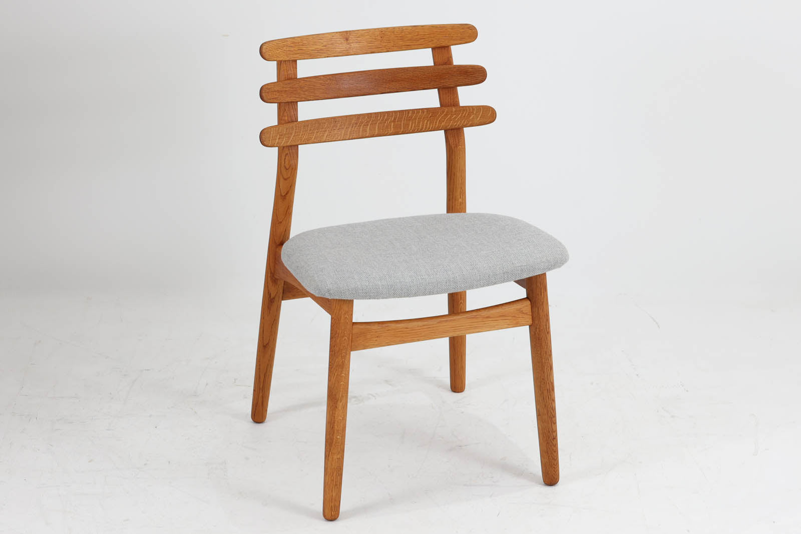 Poul m. VoltherデザインのJ48チェアです。3枚の曲木が使用された背もたれが特徴的なデザインです。現地デンマークではスタンダードアイテムで復刻もされていますが、こちらは1960年に作成されたビンテージ品です。経年により濃くなったオーク材の色味が魅力的です。