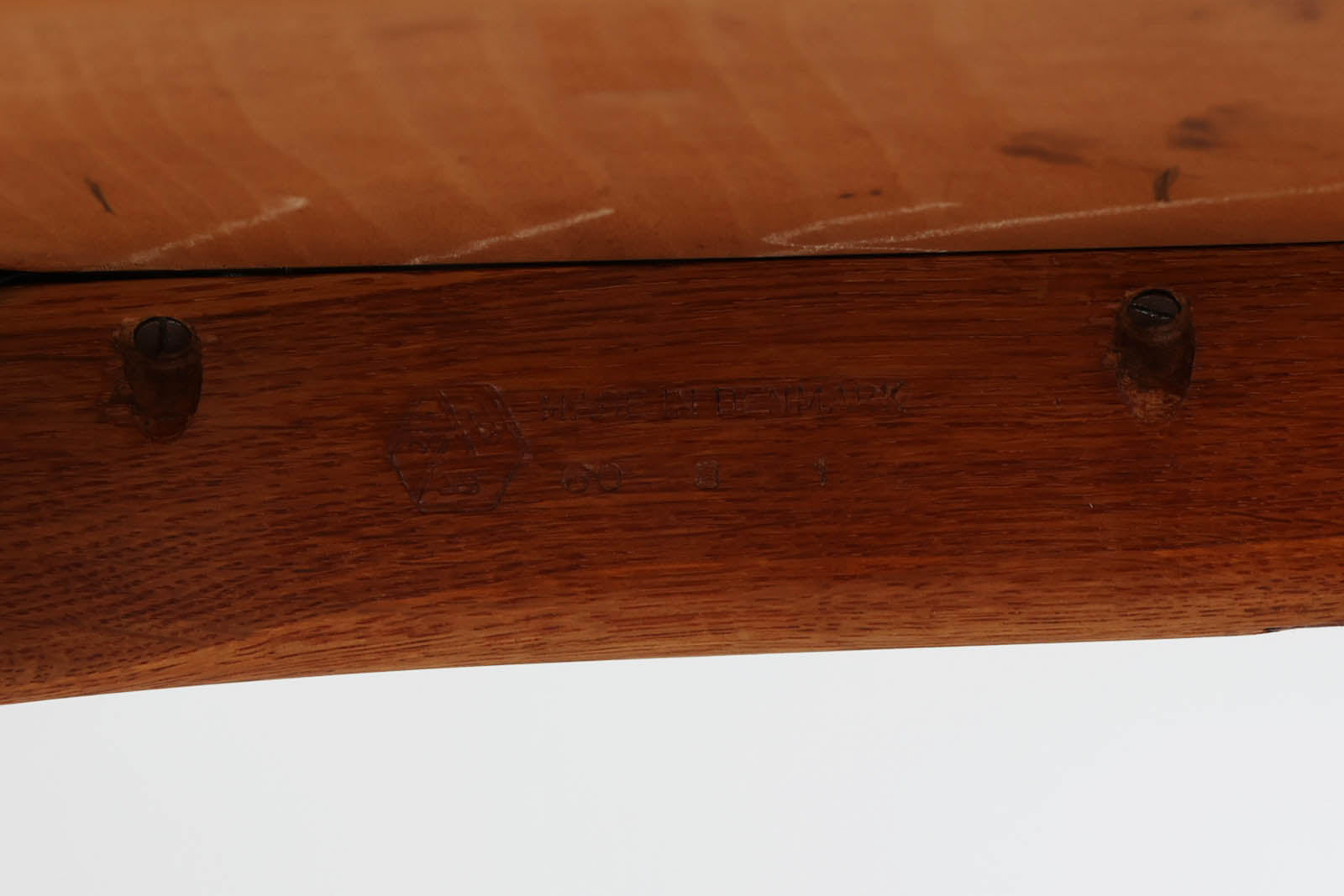 Poul m. VoltherデザインのJ48チェアです。3枚の曲木が使用された背もたれが特徴的なデザインです。現地デンマークではスタンダードアイテムで復刻もされていますが、こちらは1960年に作成されたビンテージ品です。経年により濃くなったオーク材の色味が魅力的です。