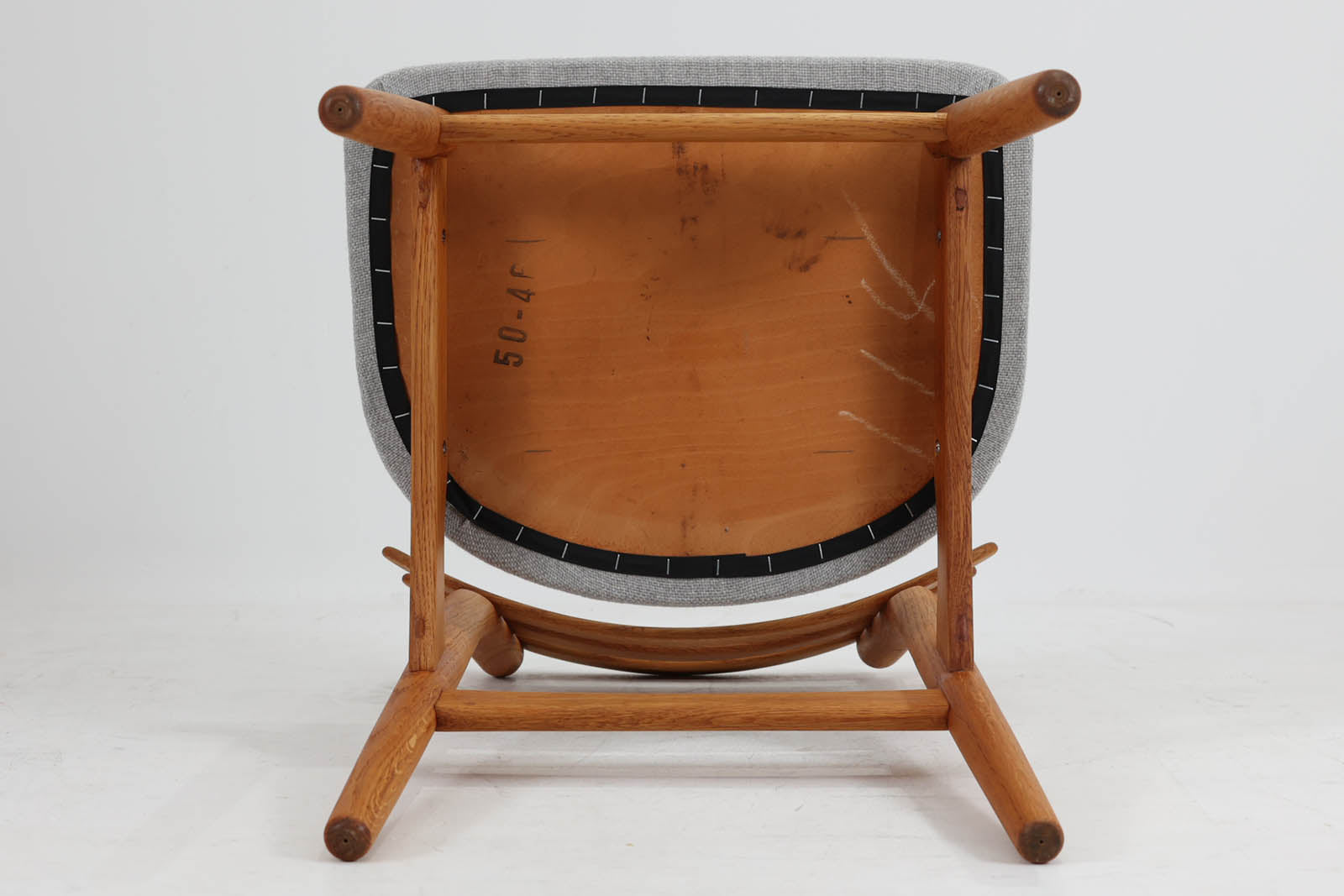 Poul m. VoltherデザインのJ48チェアです。3枚の曲木が使用された背もたれが特徴的なデザインです。現地デンマークではスタンダードアイテムで復刻もされていますが、こちらは1960年に作成されたビンテージ品です。経年により濃くなったオーク材の色味が魅力的です。