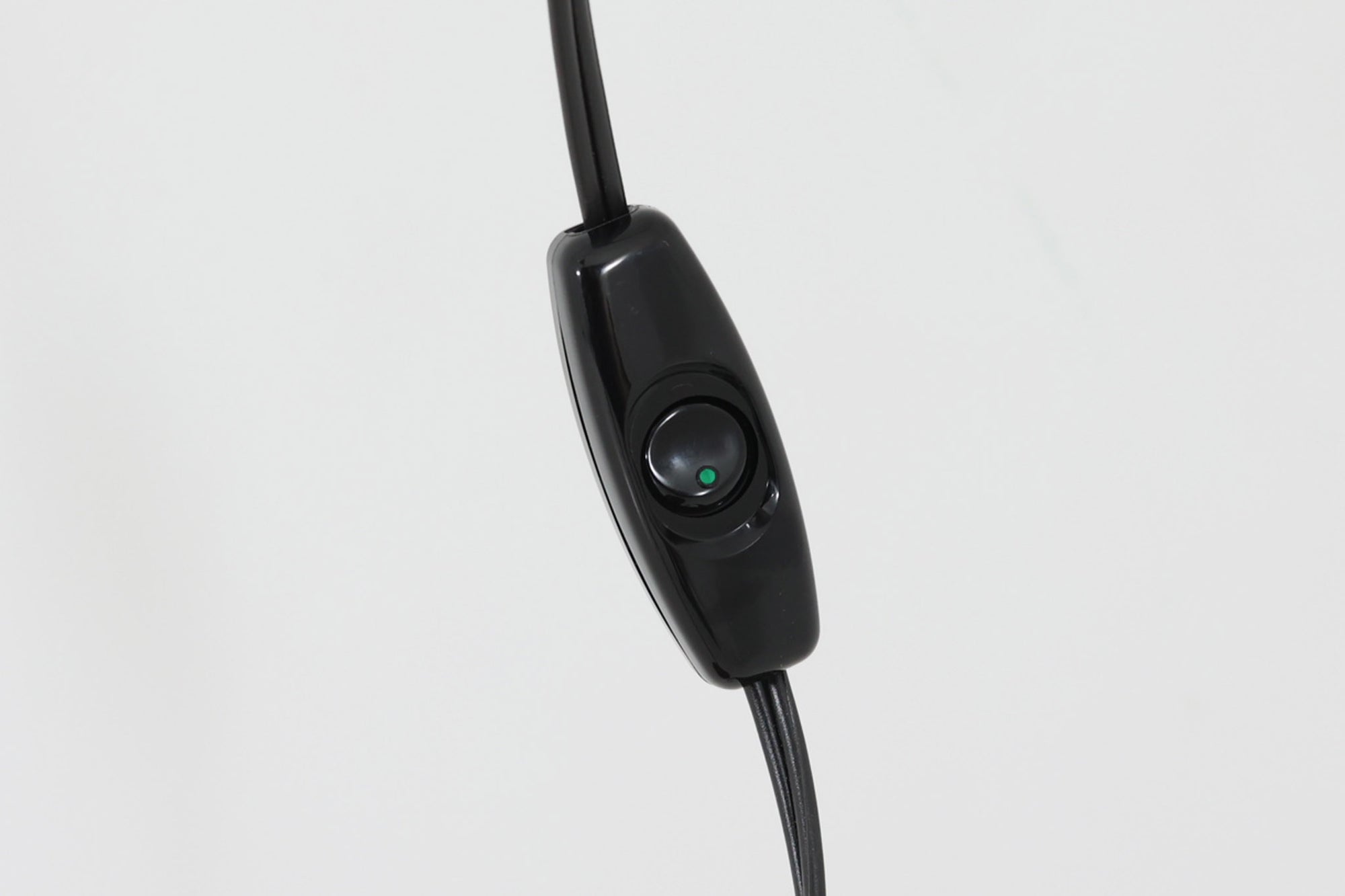 北欧より買い付けた「model TH-376」フロアランプです。真鍮と深い緑のシェードの組みあわせが大変美しいデザインです。ポールとヘッドは交差するようにジョイントされており、金具を回すことで角度や高さを自由に調整できます。台座裏面にはデザイナーのイニシャル「THV」の刻印がございます。
