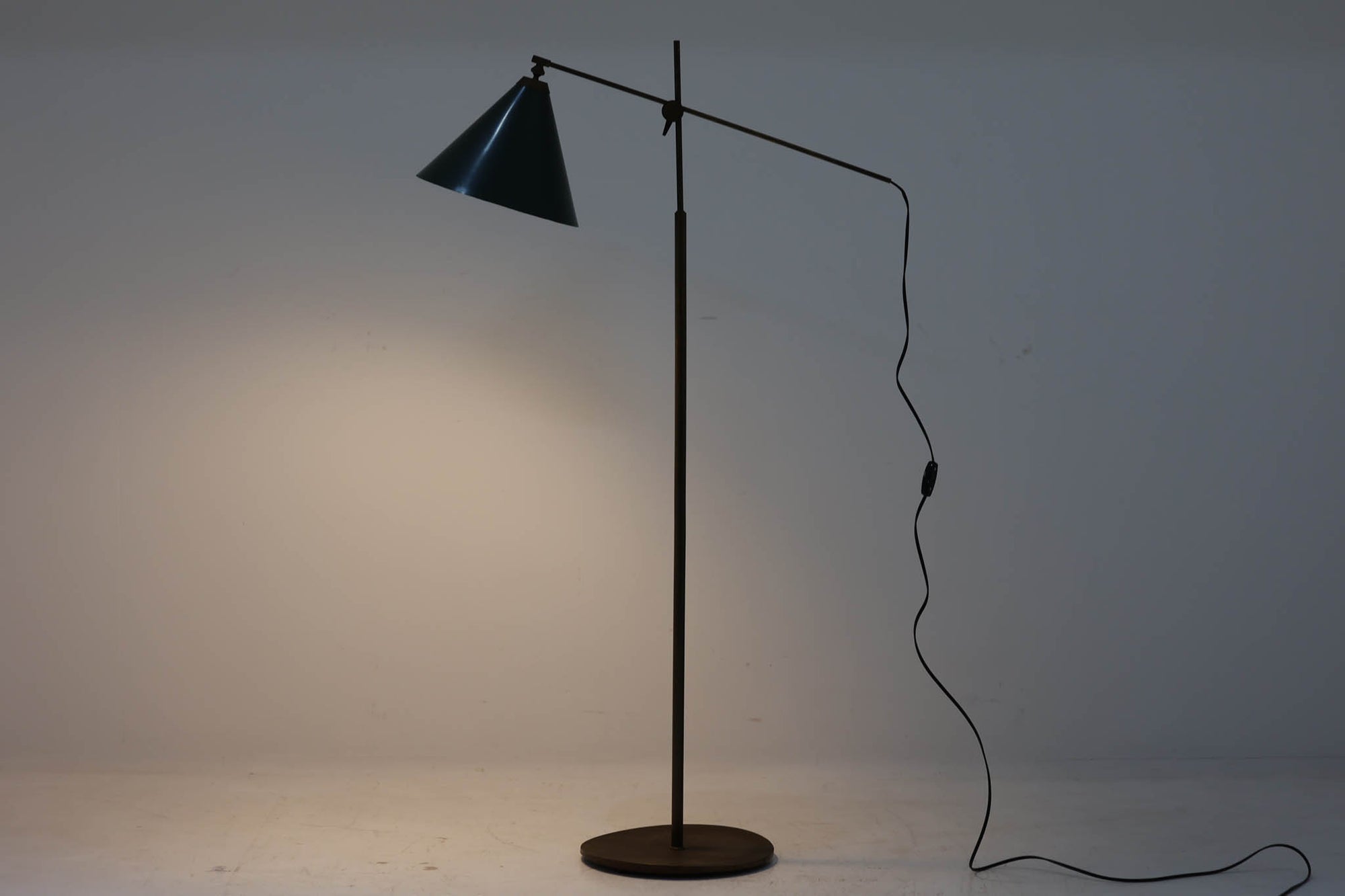 北欧より買い付けた「model TH-376」フロアランプです。真鍮と深い緑のシェードの組みあわせが大変美しいデザインです。ポールとヘッドは交差するようにジョイントされており、金具を回すことで角度や高さを自由に調整できます。台座裏面にはデザイナーのイニシャル「THV」の刻印がございます。