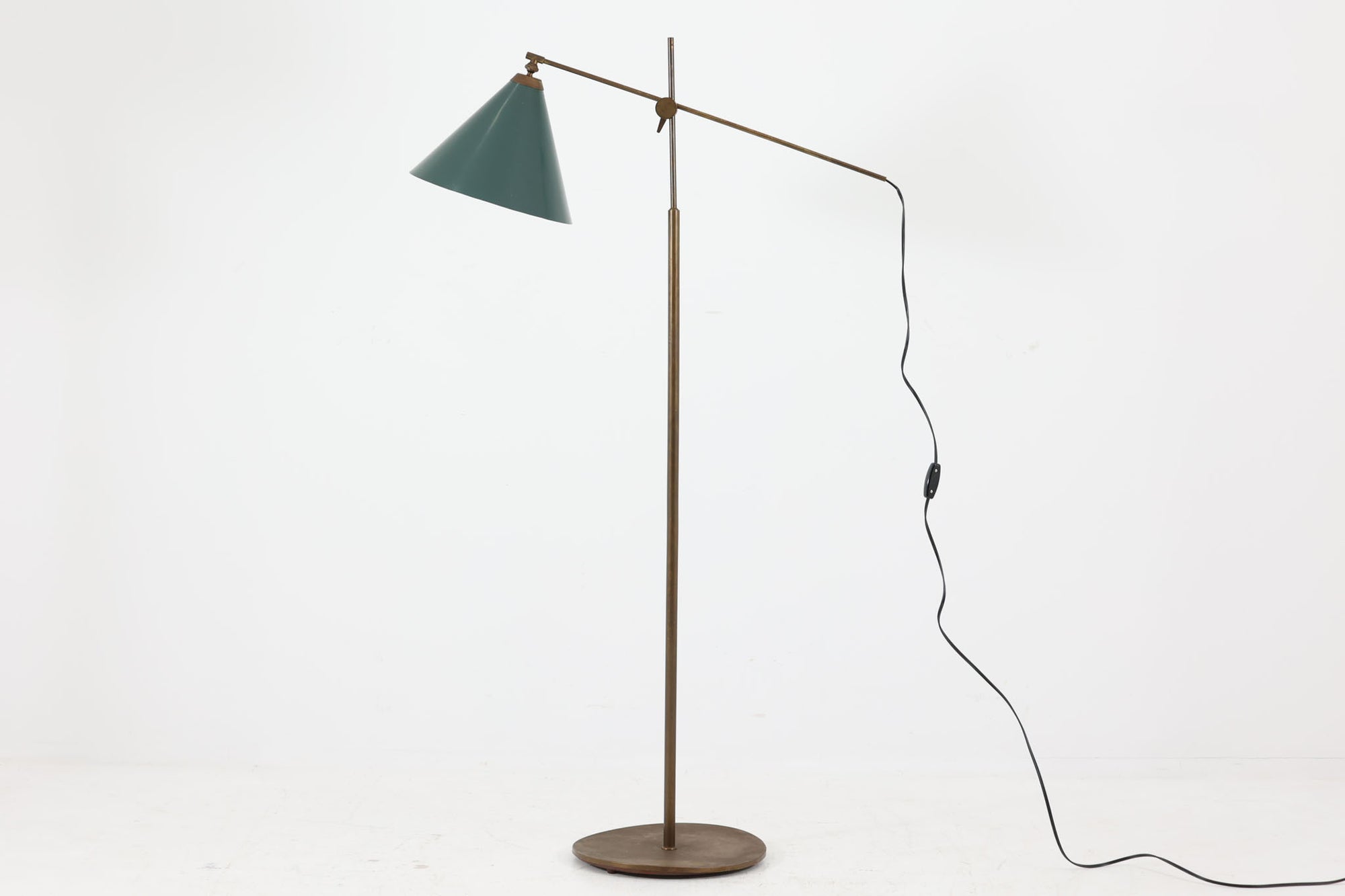 北欧より買い付けた「model TH-376」フロアランプです。真鍮と深い緑のシェードの組みあわせが大変美しいデザインです。ポールとヘッドは交差するようにジョイントされており、金具を回すことで角度や高さを自由に調整できます。台座裏面にはデザイナーのイニシャル「THV」の刻印がございます。
