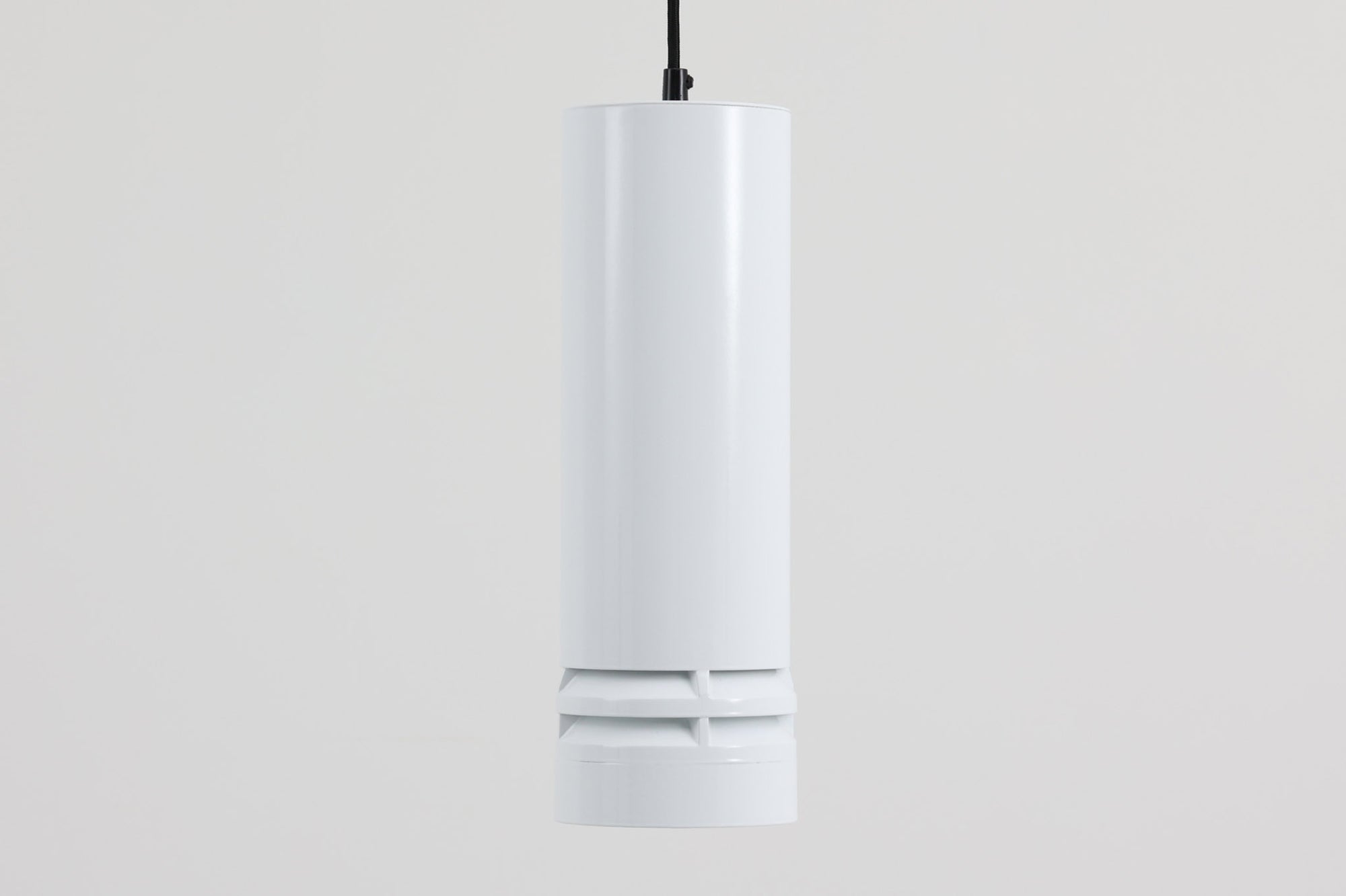 デンマークのNordisk Solar社によって作成された「PIPELINE」です。名前のとおりのデザインでシンプルなフォルムです。