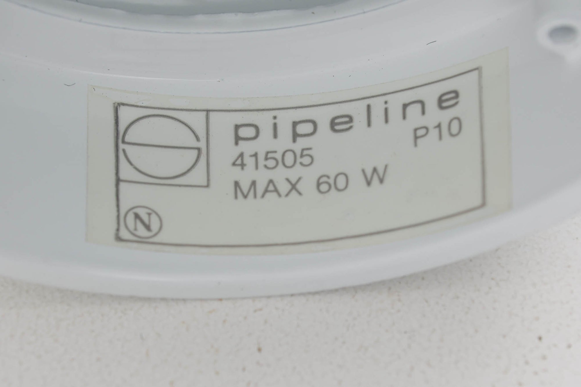 デンマークのNordisk Solar社によって作成された「PIPELINE」です。名前のとおりのデザインでシンプルなフォルムです。