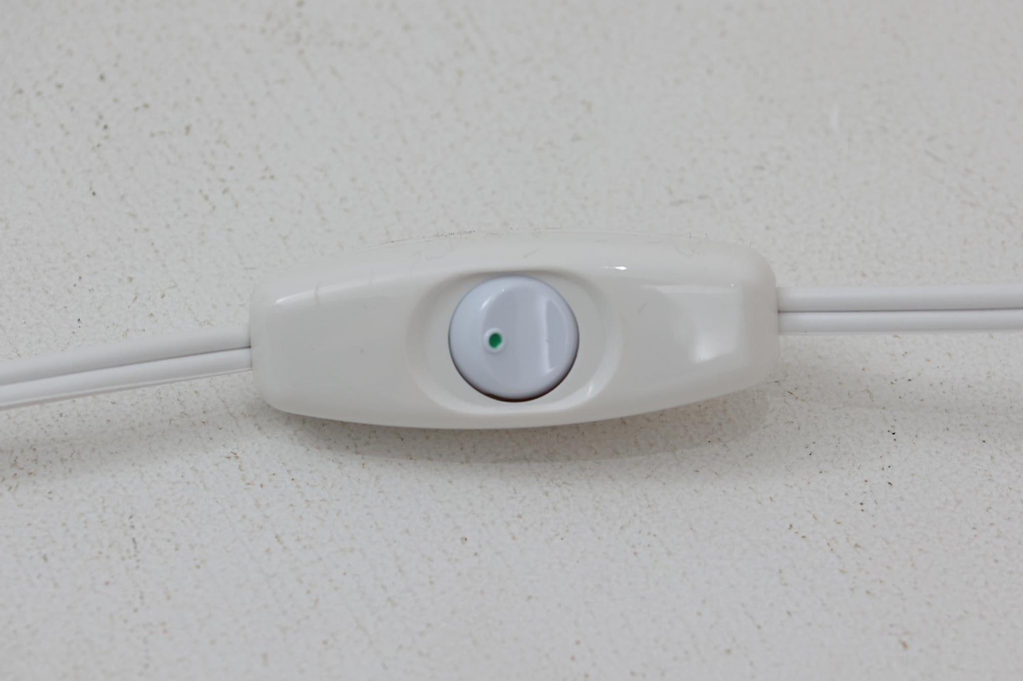 著名なデザイナー、Sidse Werner（シセ・ヴェルナー）による「BIBLIOTEK」のテーブルランプです。ペンダントランプはよく見かけますが、テーブルランプは非常に珍しいモデルです。ホルムガードならではの厚みのある高品質なガラスを使用しており、点灯するとシェードを通して柔らかな温かみのある光が広がり、空間を優雅に照らします。高さ64cmの大型サイズで存在感があり、リビングや書斎、ベッドサイドなど、あらゆるインテリアに美しく調和します。