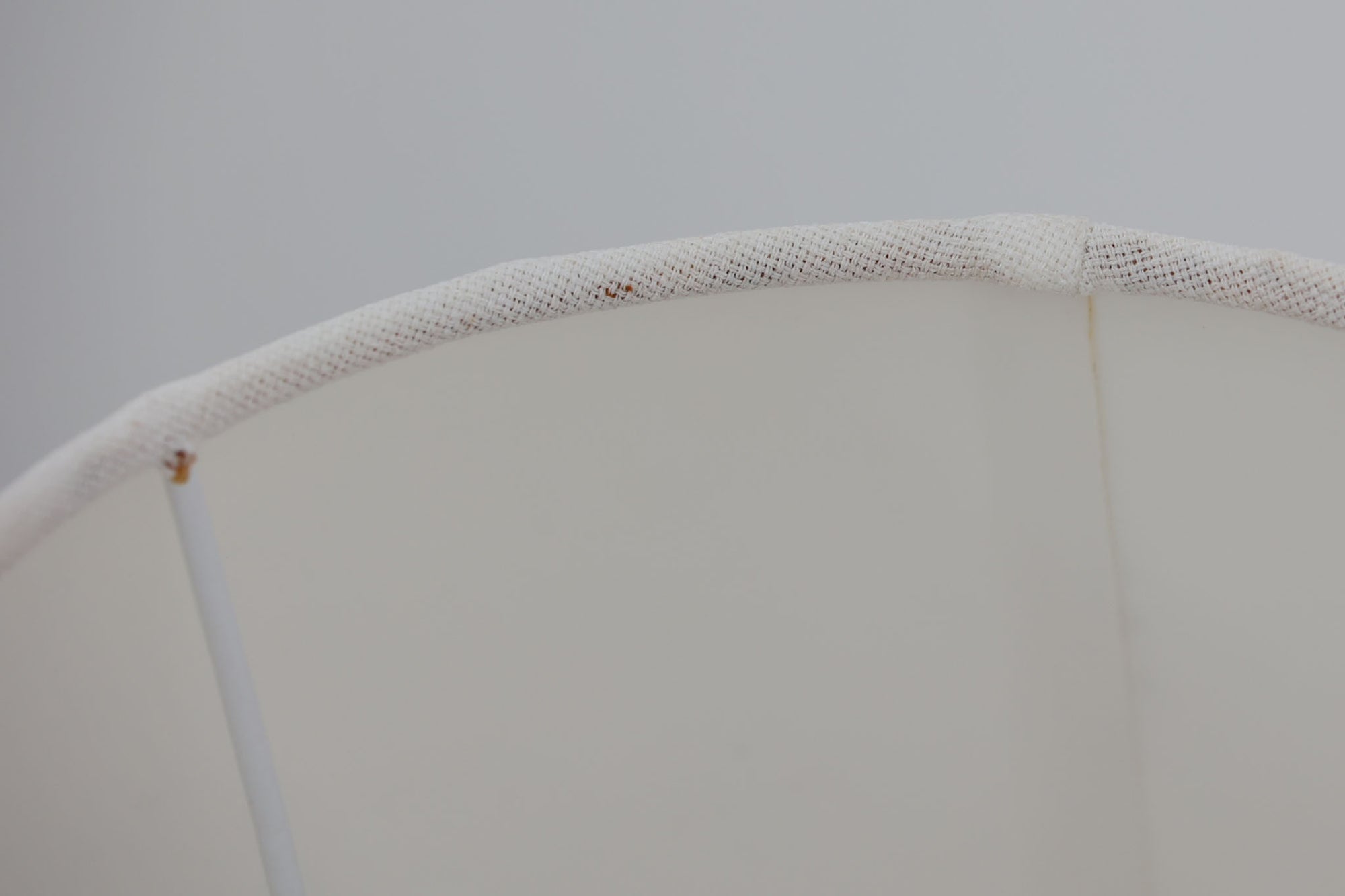 著名なデザイナー、Sidse Werner（シセ・ヴェルナー）による「BIBLIOTEK」のテーブルランプです。ペンダントランプはよく見かけますが、テーブルランプは非常に珍しいモデルです。ホルムガードならではの厚みのある高品質なガラスを使用しており、点灯するとシェードを通して柔らかな温かみのある光が広がり、空間を優雅に照らします。高さ64cmの大型サイズで存在感があり、リビングや書斎、ベッドサイドなど、あらゆるインテリアに美しく調和します。