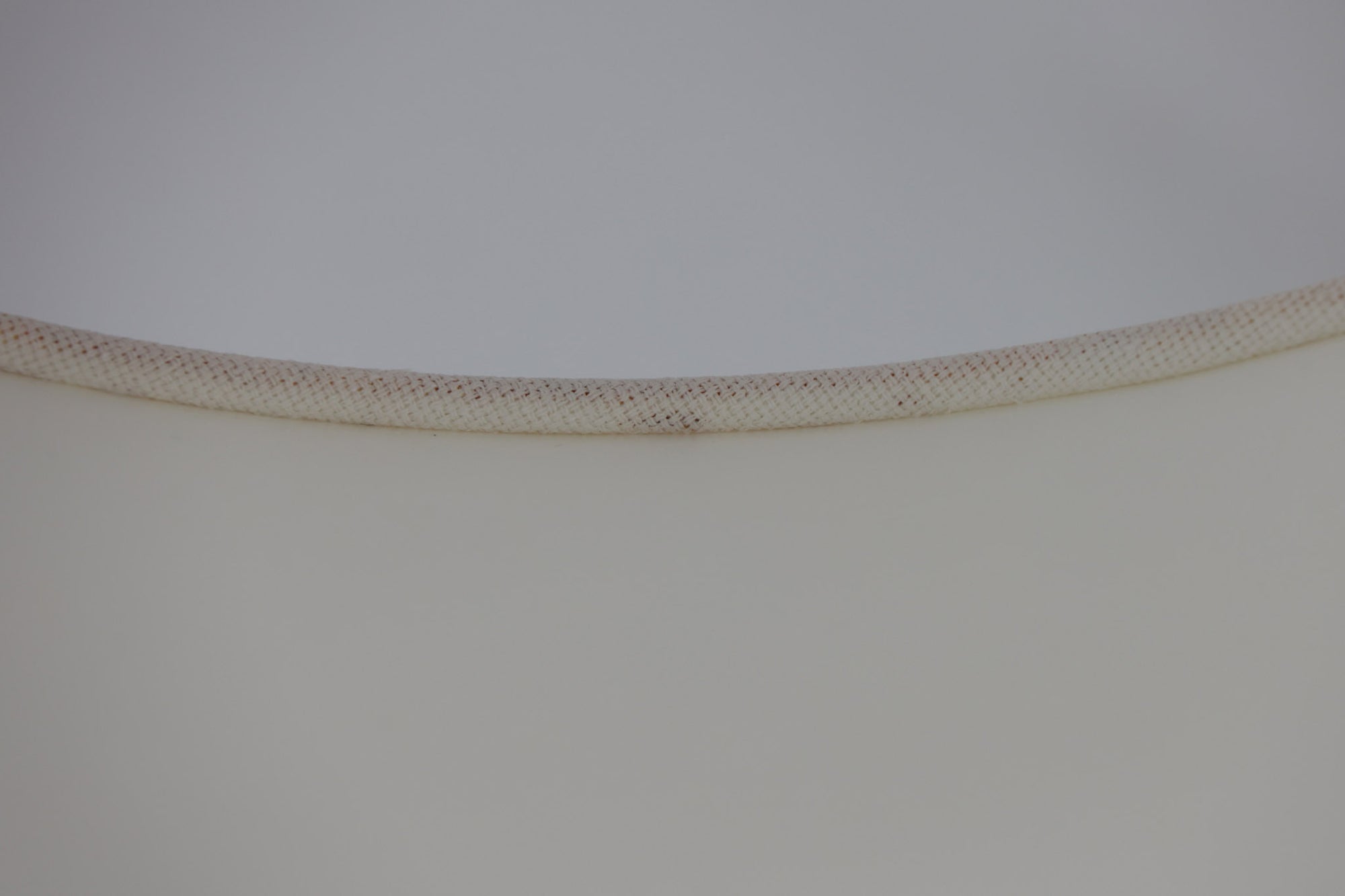 著名なデザイナー、Sidse Werner（シセ・ヴェルナー）による「BIBLIOTEK」のテーブルランプです。ペンダントランプはよく見かけますが、テーブルランプは非常に珍しいモデルです。ホルムガードならではの厚みのある高品質なガラスを使用しており、点灯するとシェードを通して柔らかな温かみのある光が広がり、空間を優雅に照らします。高さ64cmの大型サイズで存在感があり、リビングや書斎、ベッドサイドなど、あらゆるインテリアに美しく調和します。