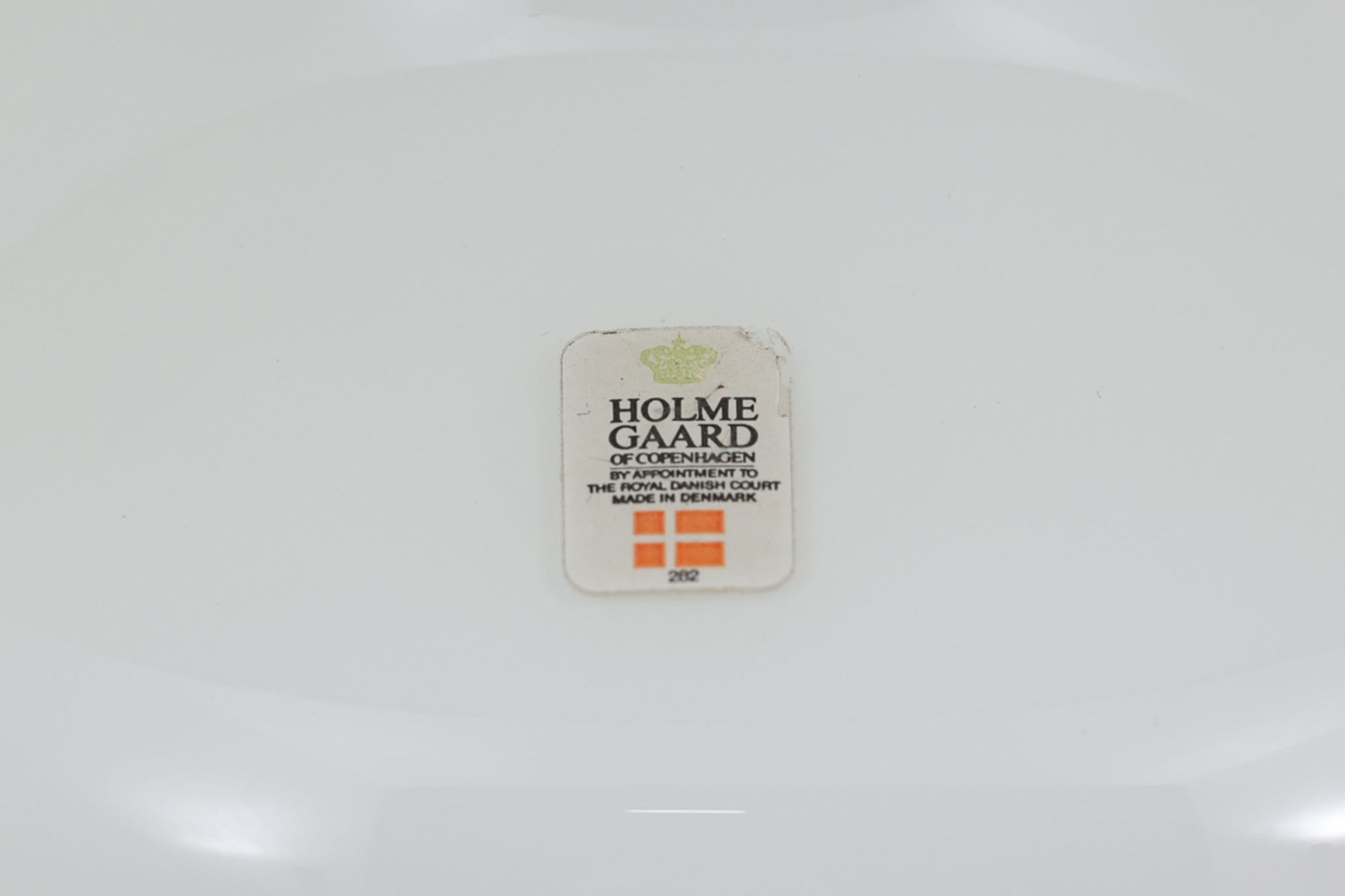 著名なデザイナー、Sidse Werner（シセ・ヴェルナー）による「BIBLIOTEK」のテーブルランプです。ペンダントランプはよく見かけますが、テーブルランプは非常に珍しいモデルです。ホルムガードならではの厚みのある高品質なガラスを使用しており、点灯するとシェードを通して柔らかな温かみのある光が広がり、空間を優雅に照らします。高さ64cmの大型サイズで存在感があり、リビングや書斎、ベッドサイドなど、あらゆるインテリアに美しく調和します。