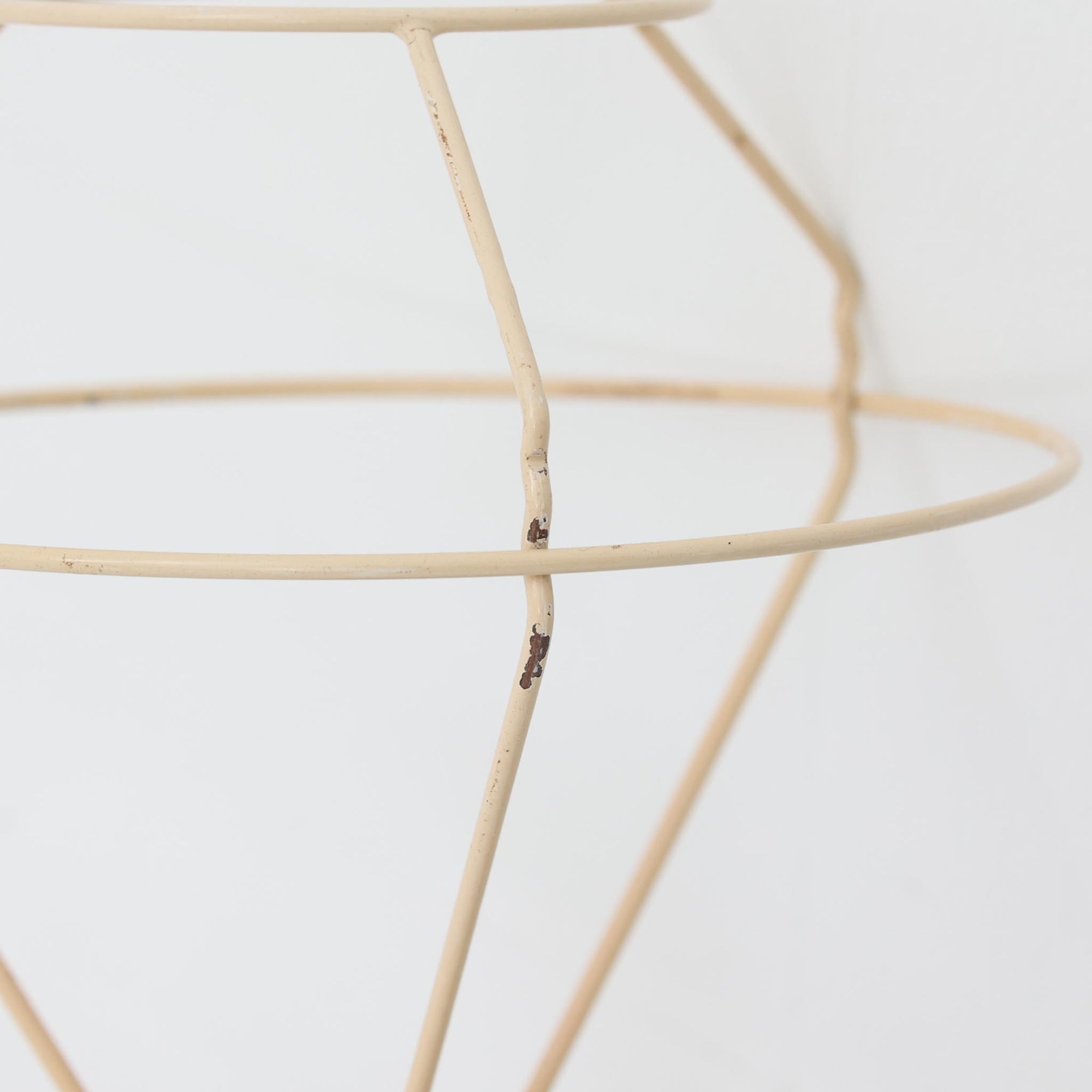 Erik Hansen（エリック・ハンセン）がデザインし、Le Klint（レ・クリント）より発表されたブラケットランプModel 332です。温かみのあるローズウッド材のアームと、職人技によるプリーツシェードの組み合わせが美しく、北欧らしい柔らかな光を演出します。アコーディオン式のアームは伸縮可能で、ベッドサイドやリビングの読書灯としても最適です。経年により味わいを増した木部とオリジナルシェードが、ビンテージならではの存在感を放ちます。ローズウッド材での展開はビンテージ品でのみ入手可能で、現行品には存在しない希少な一品です。