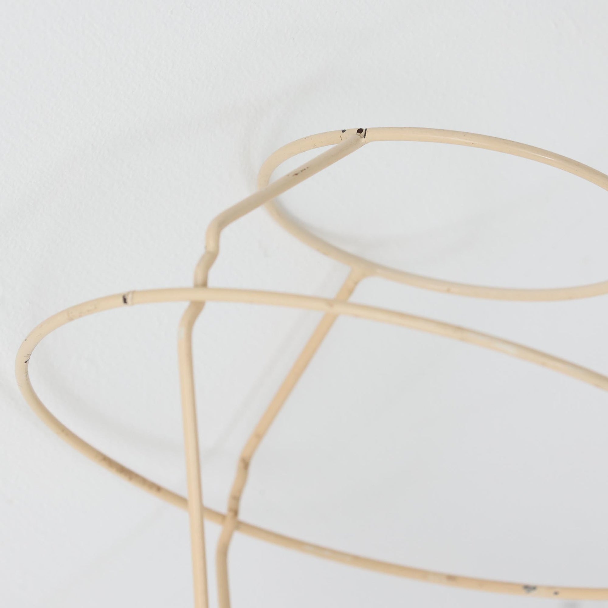 Erik Hansen（エリック・ハンセン）がデザインし、Le Klint（レ・クリント）より発表されたブラケットランプModel 332です。温かみのあるローズウッド材のアームと、職人技によるプリーツシェードの組み合わせが美しく、北欧らしい柔らかな光を演出します。アコーディオン式のアームは伸縮可能で、ベッドサイドやリビングの読書灯としても最適です。経年により味わいを増した木部とオリジナルシェードが、ビンテージならではの存在感を放ちます。ローズウッド材での展開はビンテージ品でのみ入手可能で、現行品には存在しない希少な一品です。