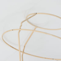 Erik Hansen（エリック・ハンセン）がデザインし、Le Klint（レ・クリント）より発表されたブラケットランプModel 332です。温かみのあるローズウッド材のアームと、職人技によるプリーツシェードの組み合わせが美しく、北欧らしい柔らかな光を演出します。アコーディオン式のアームは伸縮可能で、ベッドサイドやリビングの読書灯としても最適です。経年により味わいを増した木部とオリジナルシェードが、ビンテージならではの存在感を放ちます。ローズウッド材での展開はビンテージ品でのみ入手可能で、現行品には存在しない希少な一品です。