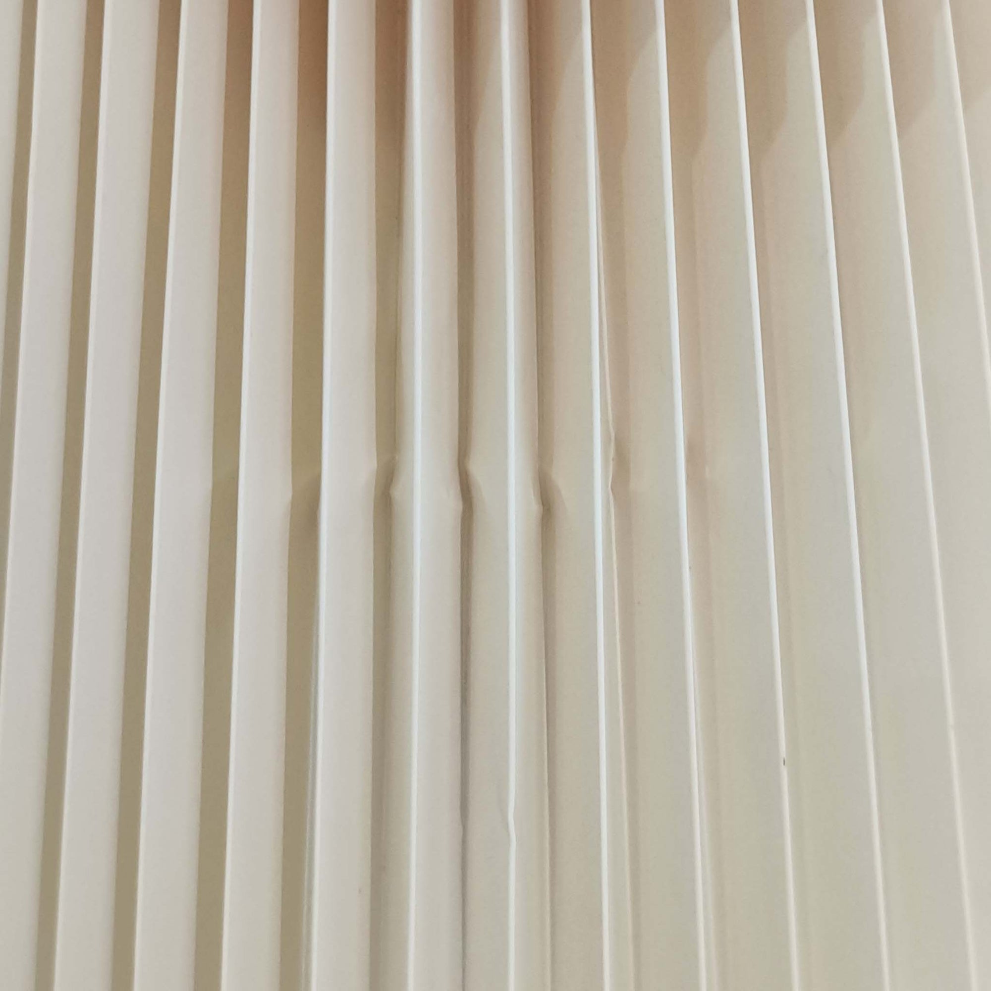 Erik Hansen（エリック・ハンセン）がデザインし、Le Klint（レ・クリント）より発表されたブラケットランプModel 332です。温かみのあるローズウッド材のアームと、職人技によるプリーツシェードの組み合わせが美しく、北欧らしい柔らかな光を演出します。アコーディオン式のアームは伸縮可能で、ベッドサイドやリビングの読書灯としても最適です。経年により味わいを増した木部とオリジナルシェードが、ビンテージならではの存在感を放ちます。ローズウッド材での展開はビンテージ品でのみ入手可能で、現行品には存在しない希少な一品です。