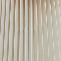 Erik Hansen（エリック・ハンセン）がデザインし、Le Klint（レ・クリント）より発表されたブラケットランプModel 332です。温かみのあるローズウッド材のアームと、職人技によるプリーツシェードの組み合わせが美しく、北欧らしい柔らかな光を演出します。アコーディオン式のアームは伸縮可能で、ベッドサイドやリビングの読書灯としても最適です。経年により味わいを増した木部とオリジナルシェードが、ビンテージならではの存在感を放ちます。ローズウッド材での展開はビンテージ品でのみ入手可能で、現行品には存在しない希少な一品です。