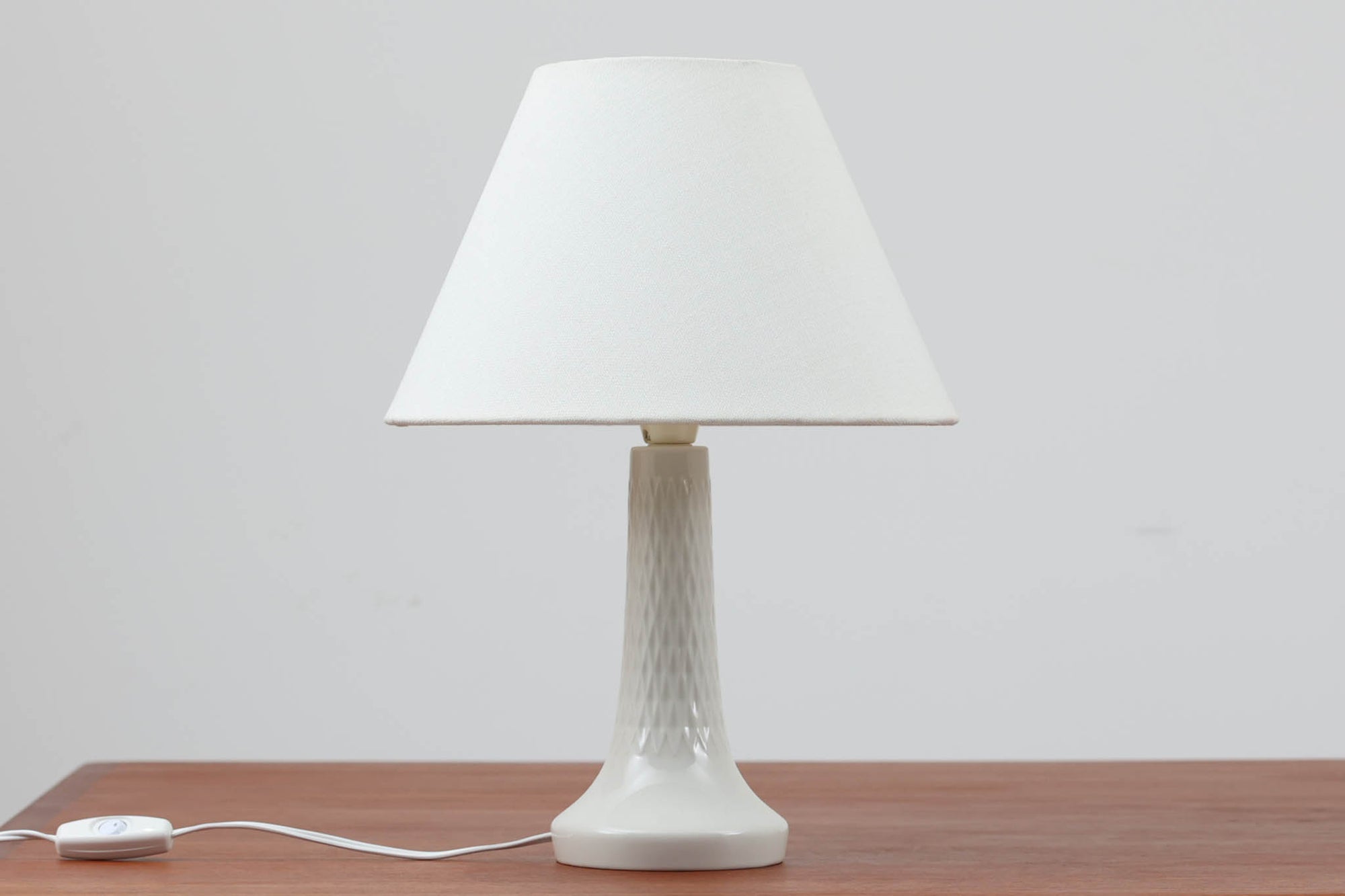 北欧より買い付けたRoyal Copenhagen社製のテーブルランプです。シンプルなデザインですが、ライトを点灯すると浮かび上がる美しい模様が特徴的です。