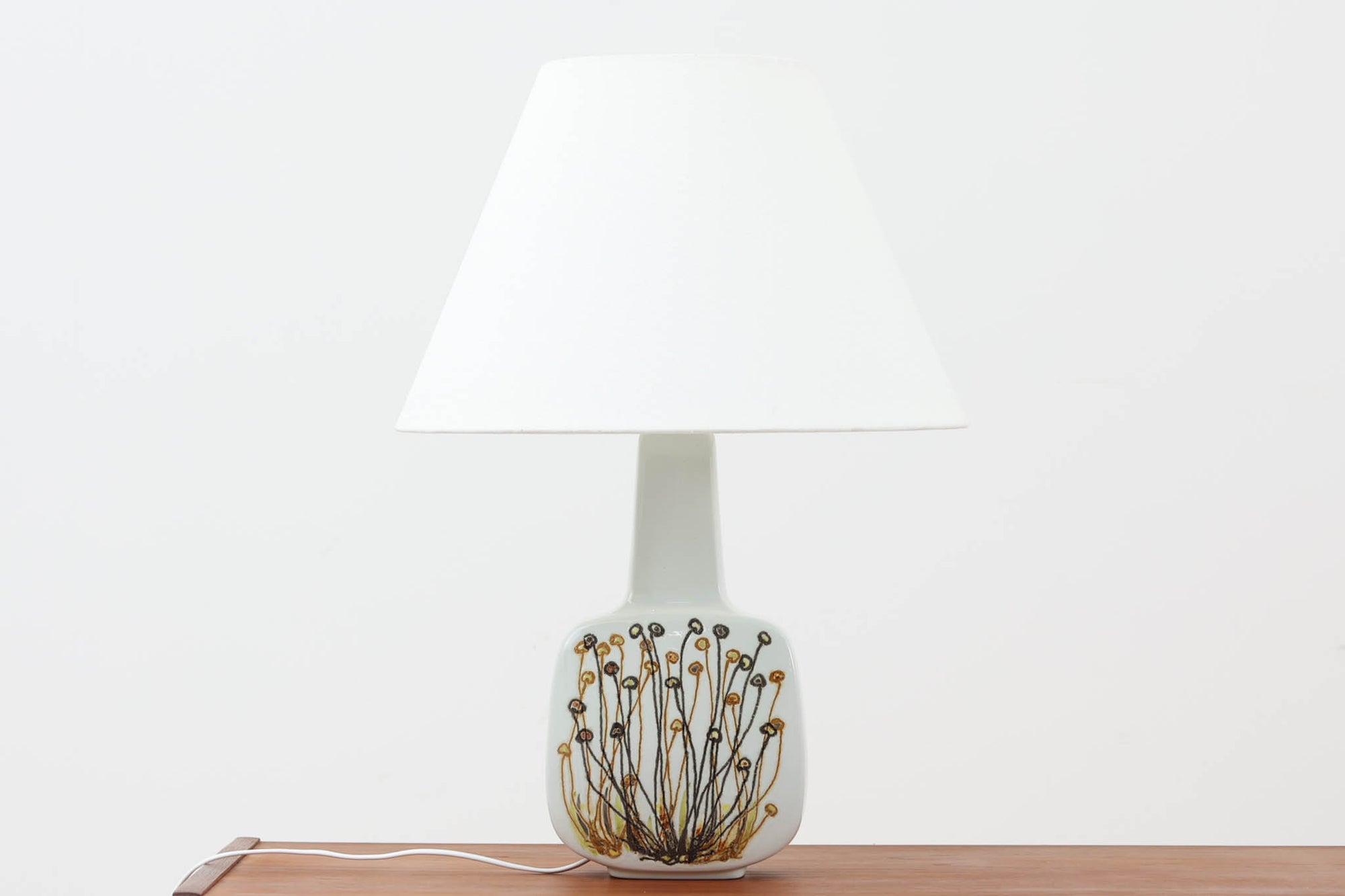 Royal Copenhagen製のベースが使用されたテーブルランプです。現在の製造方法とは異なりファイアンス釜で作成された陶器は、独特の風合いを感じさせてくれます。草花をモチーフにしたEllen malmerならではのデザインです。