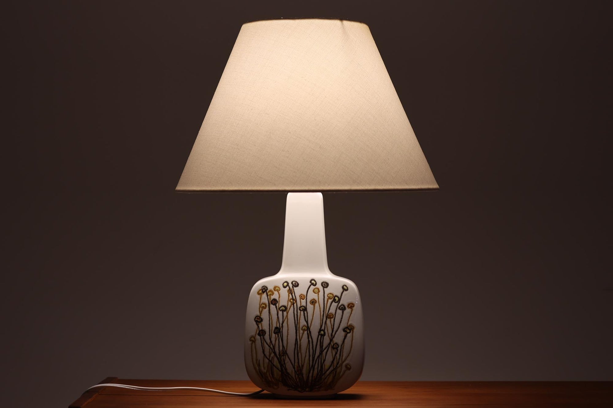 Royal Copenhagen製のベースが使用されたテーブルランプです。現在の製造方法とは異なりファイアンス釜で作成された陶器は、独特の風合いを感じさせてくれます。草花をモチーフにしたEllen malmerならではのデザインです。