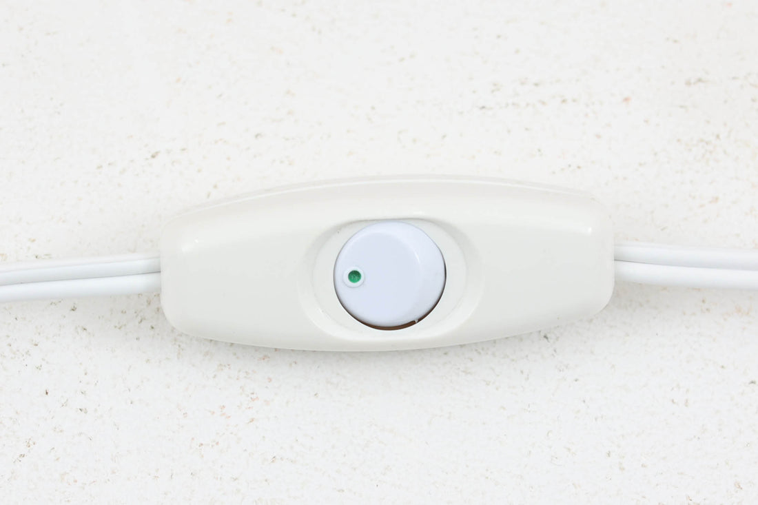 Royal Copenhagen製のベースが使用されたテーブルランプです。現在の製造方法とは異なりファイアンス釜で作成された陶器は、独特の風合いを感じさせてくれます。草花をモチーフにしたEllen malmerならではのデザインです。