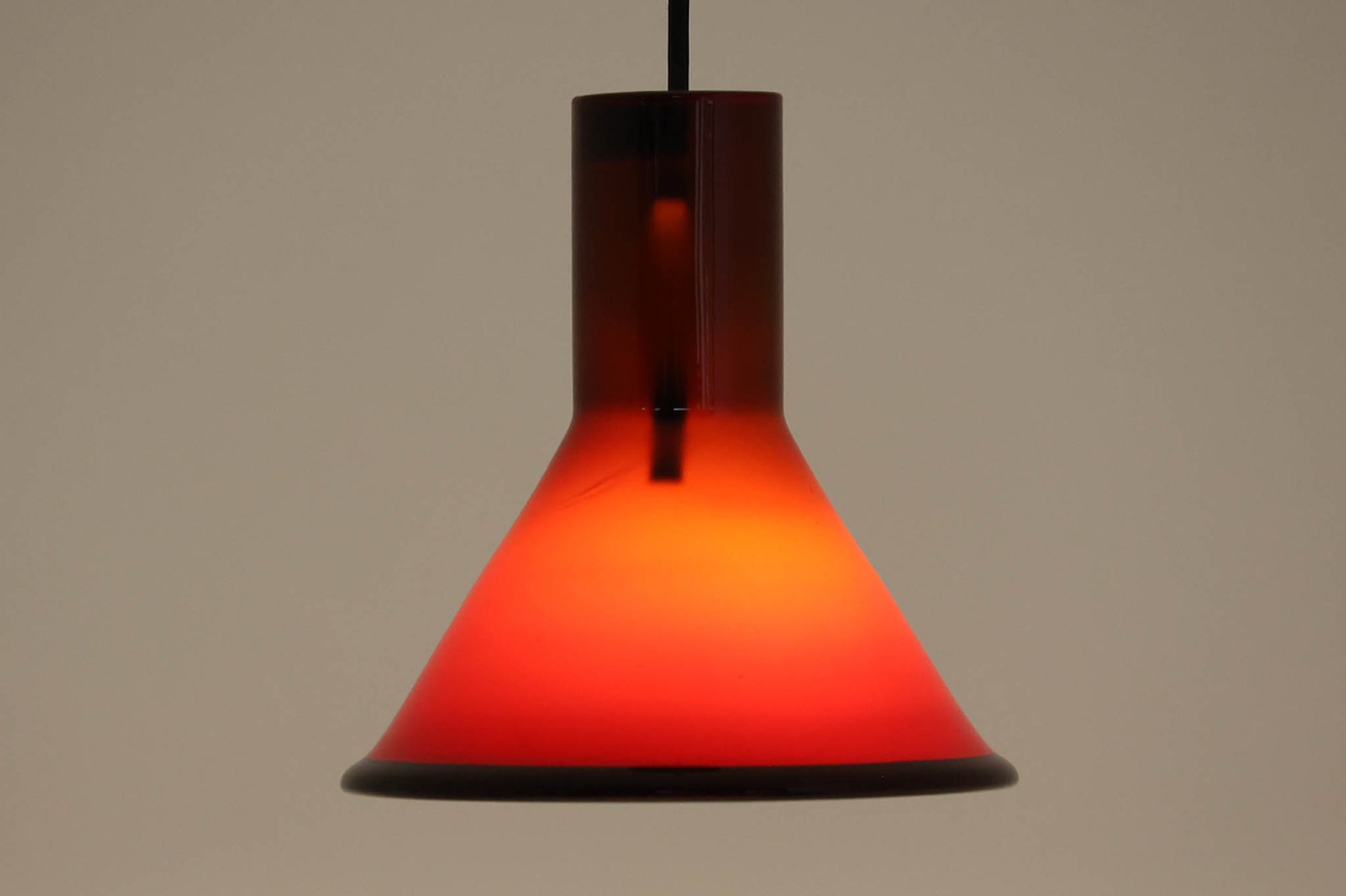 北欧より買い付けた、Holmgaard社製ビンテージランプです。照明部分はデンマークを代表する照明メーカーFog & morup社によって作成されています。Holmgaard社のペンダントライトの中でも人気の「P&T PENDEL」シリーズで内と外側の2層の色味が特徴的です。消灯＆点灯時にそれぞれ違った表情を見せてくれる素敵なデザインです。