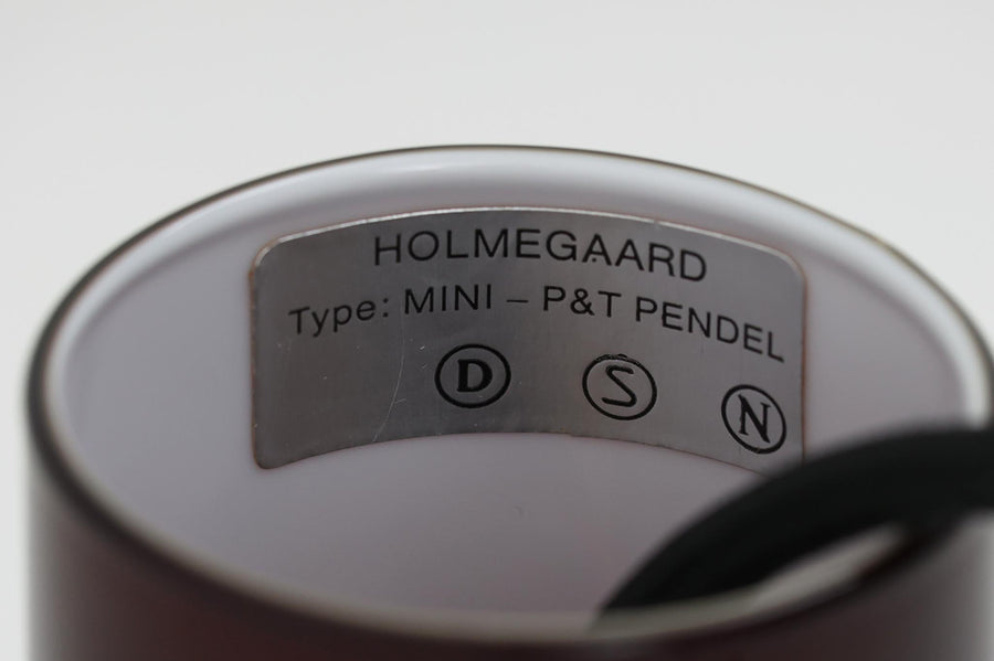 北欧より買い付けた、Holmgaard社製ビンテージランプです。照明部分はデンマークを代表する照明メーカーFog & morup社によって作成されています。Holmgaard社のペンダントライトの中でも人気の「P&T PENDEL」シリーズで内と外側の2層の色味が特徴的です。消灯＆点灯時にそれぞれ違った表情を見せてくれる素敵なデザインです。