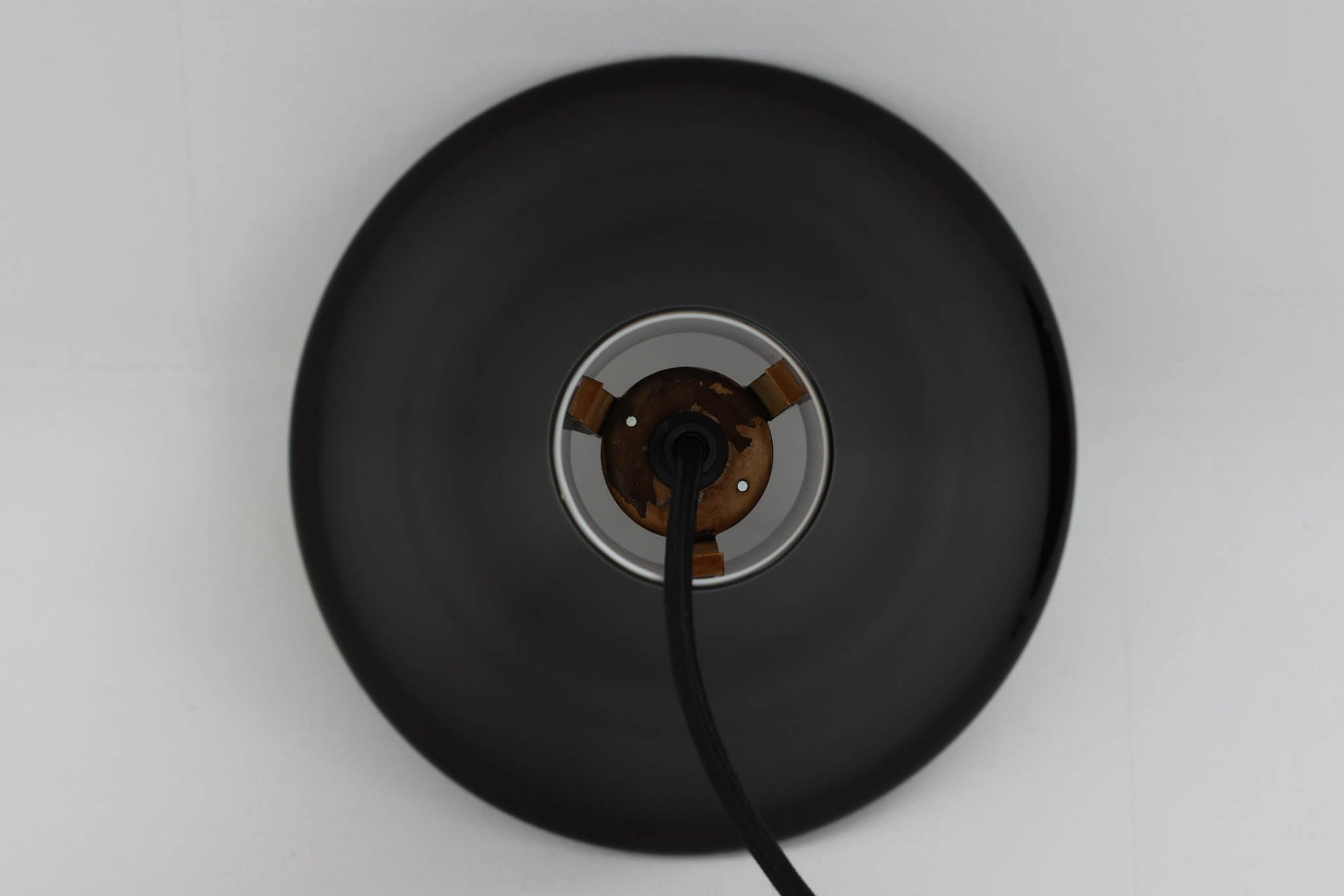 北欧より買い付けた、Holmgaard社製ビンテージランプです。照明部分はデンマークを代表する照明メーカーFog &amp; morup社によって作成されています。Holmgaard社のペンダントライトの中でも人気の「P&amp;T PENDEL」シリーズで内と外側の2層の色味が特徴的です。消灯＆点灯時にそれぞれ違った表情を見せてくれる素敵なデザインです。