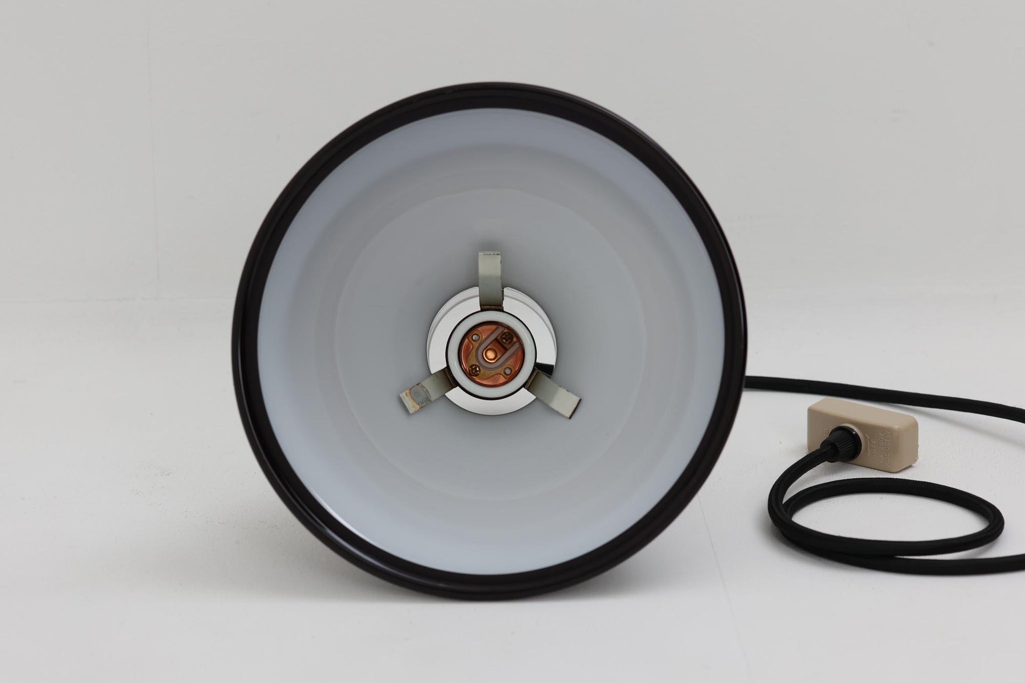 北欧より買い付けた、Holmgaard社製ビンテージランプです。照明部分はデンマークを代表する照明メーカーFog &amp; morup社によって作成されています。Holmgaard社のペンダントライトの中でも人気の「P&amp;T PENDEL」シリーズで内と外側の2層の色味が特徴的です。消灯＆点灯時にそれぞれ違った表情を見せてくれる素敵なデザインです。